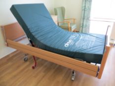 Belluno height adjustable wooden framed mobile bed (March 2008) SWL 170Kg 240V s/n 9802787-007 *(