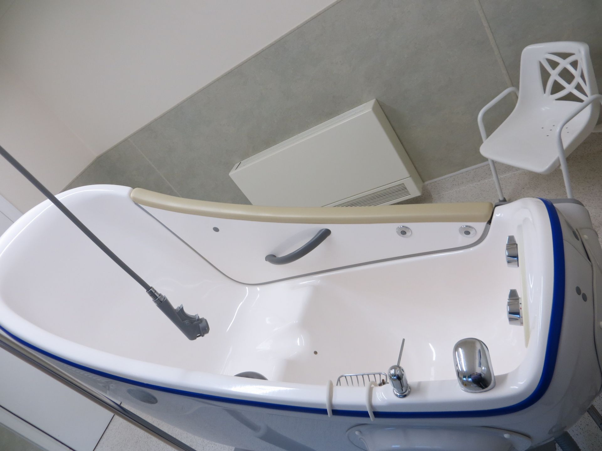 Arjo Parker 420 assisted bath with shower 410kg capacity model ALXXXXX-GB Prod No AL11510-GB s/n - Image 2 of 5