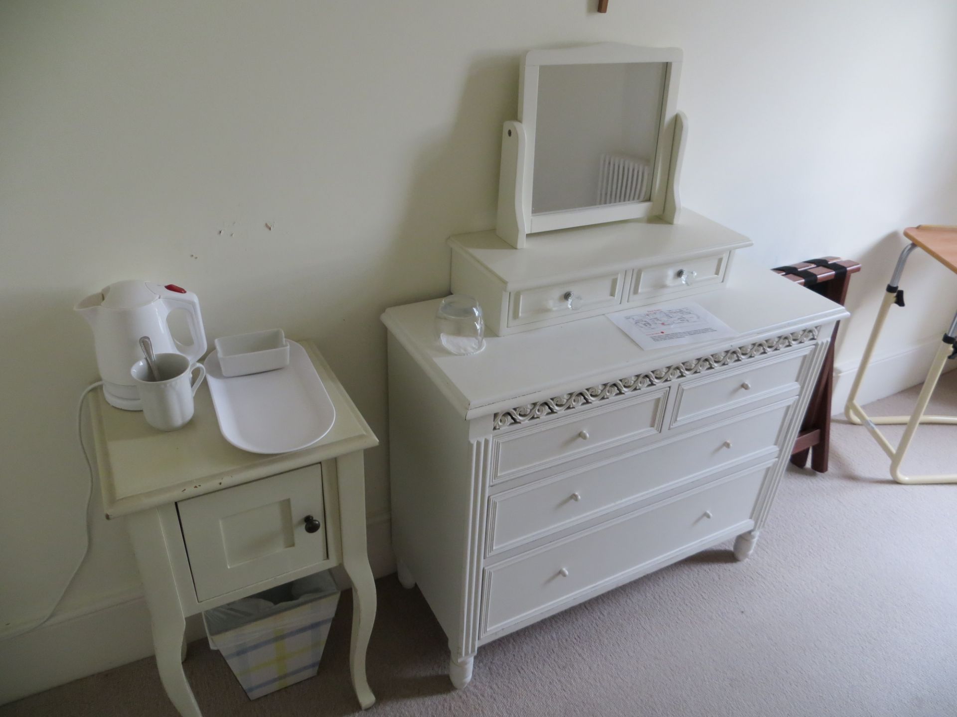 Contents of South bedroom to include single bed and mattress, 4 drawer chest & two matching 3 drawer - Image 2 of 3