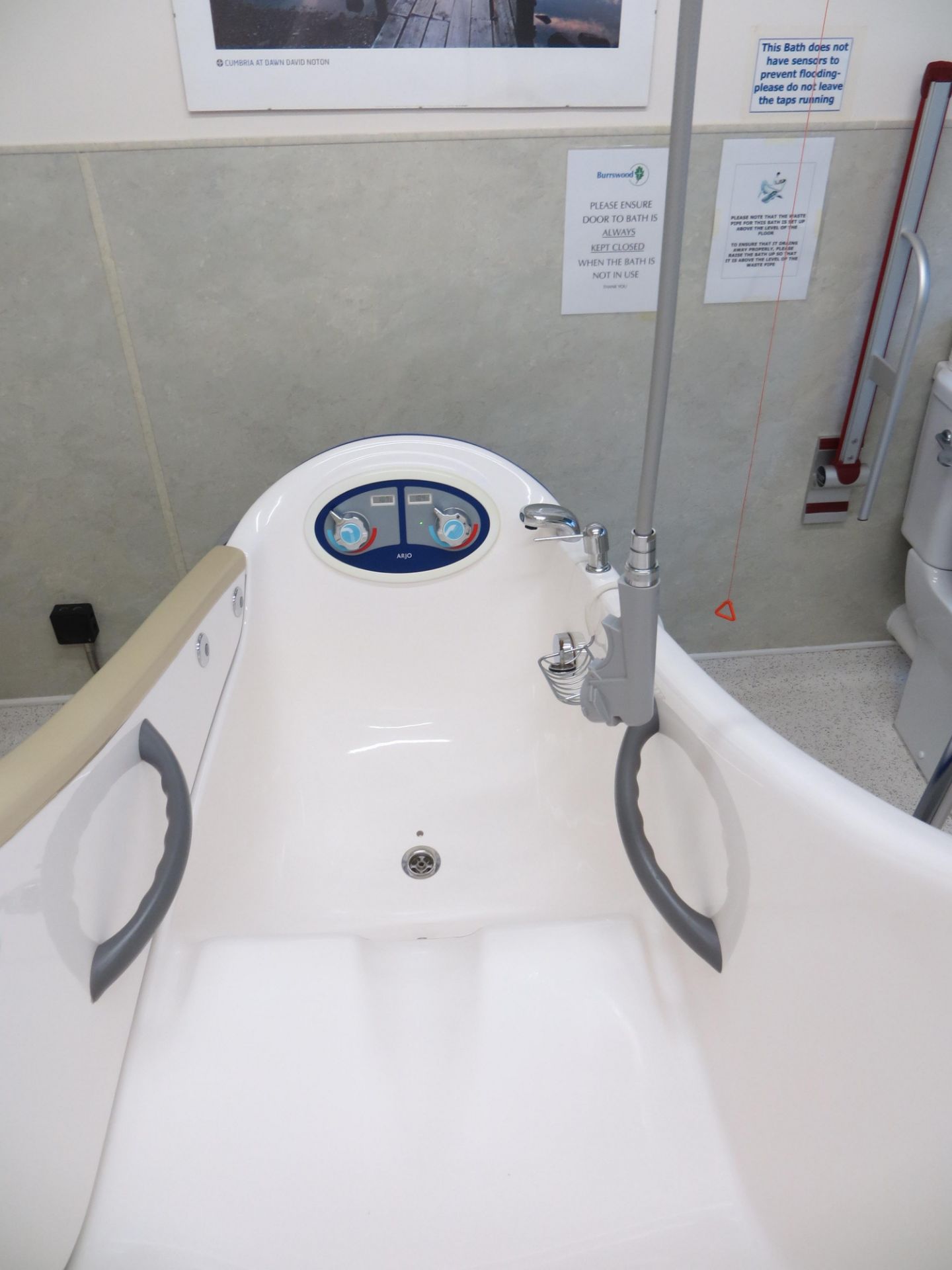 Arjo Parker 420 assisted bath with shower 410kg capacity model ALXXXXX-GB Prod No AL11510-GB s/n - Image 4 of 5