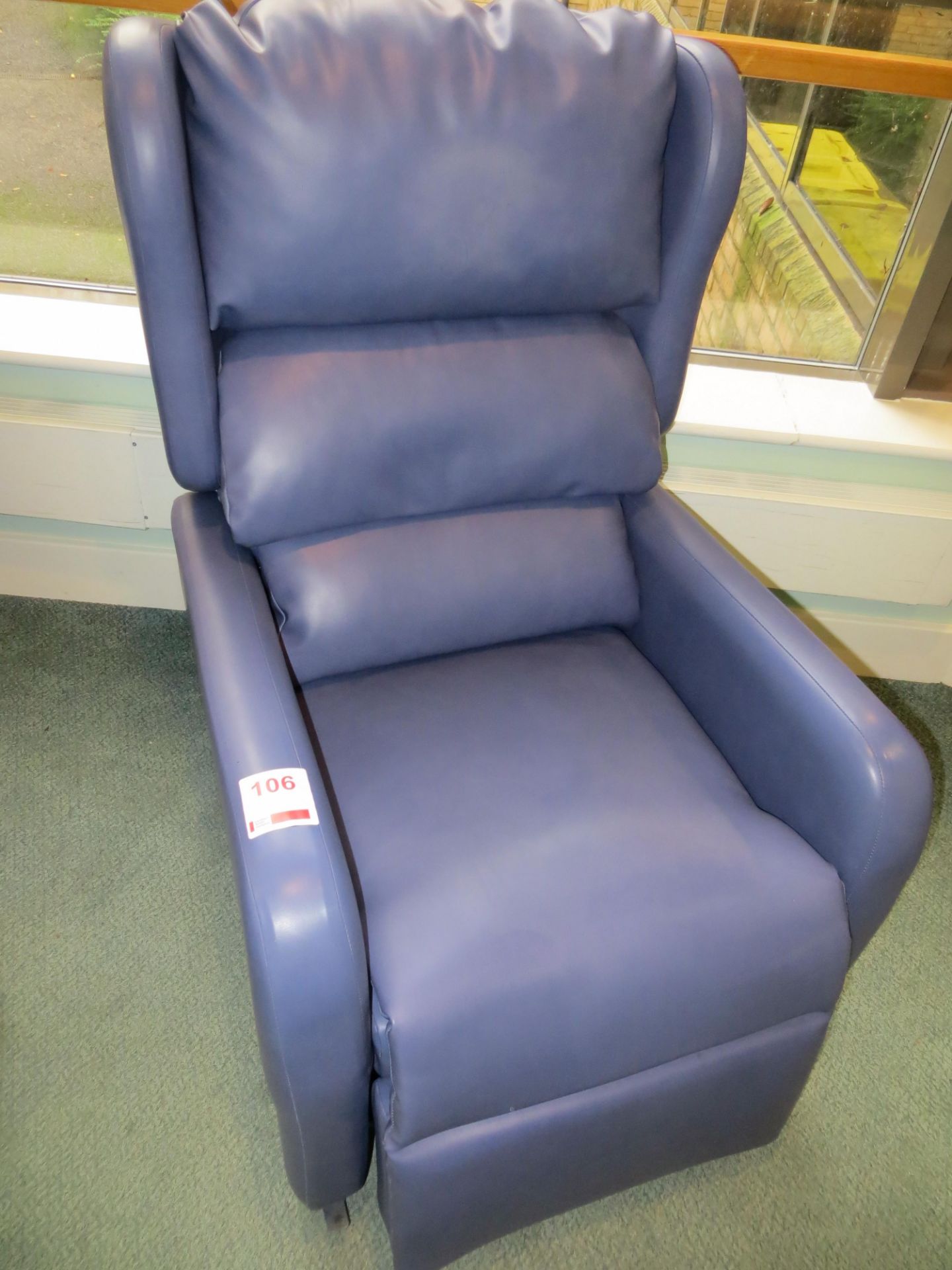 Repose Seminar HY2207-55 electric reclining chair lift capacity 160Kg s/n 258774 (2014) *Note No