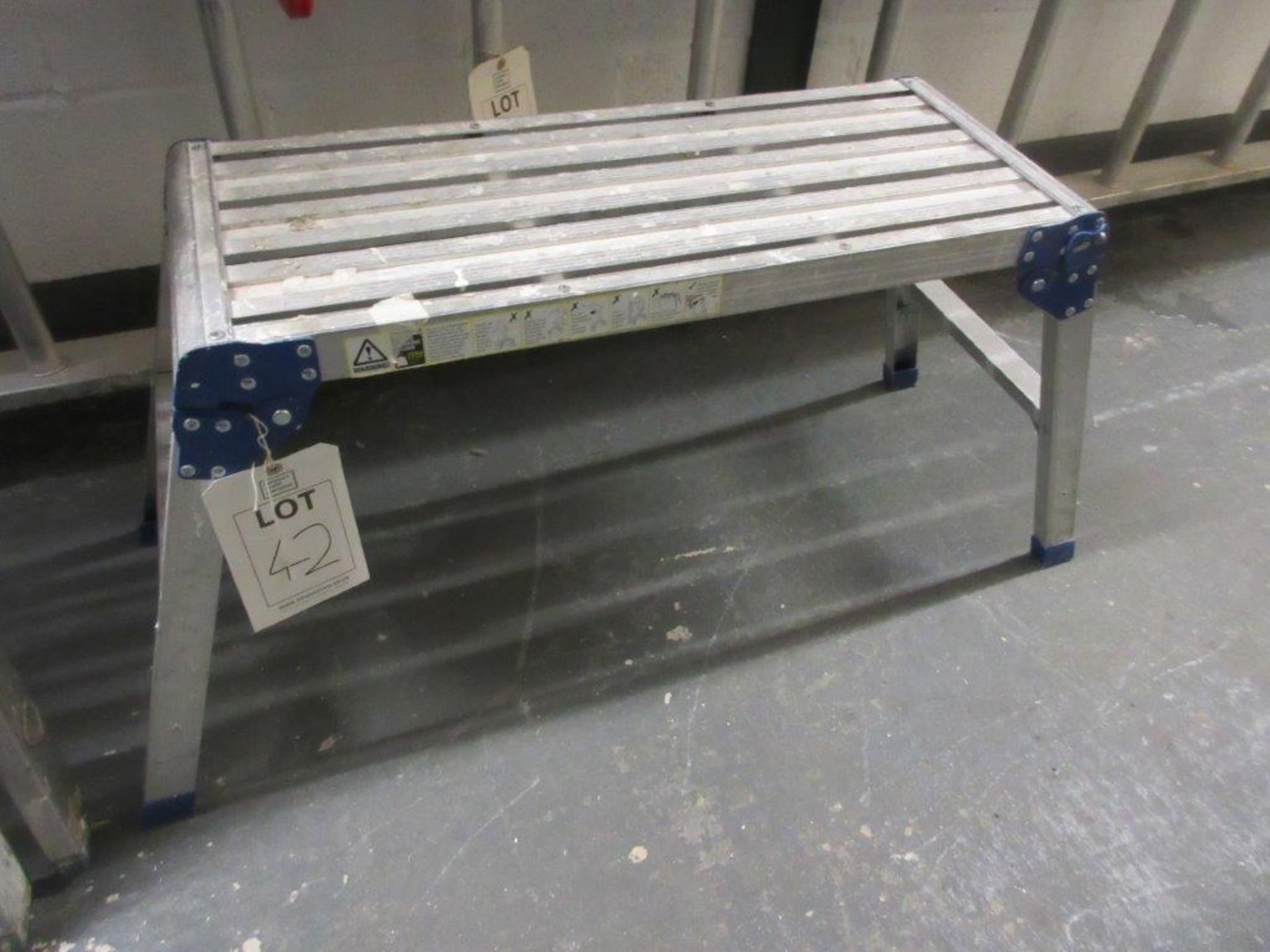 Aluminium folding low-height work platform