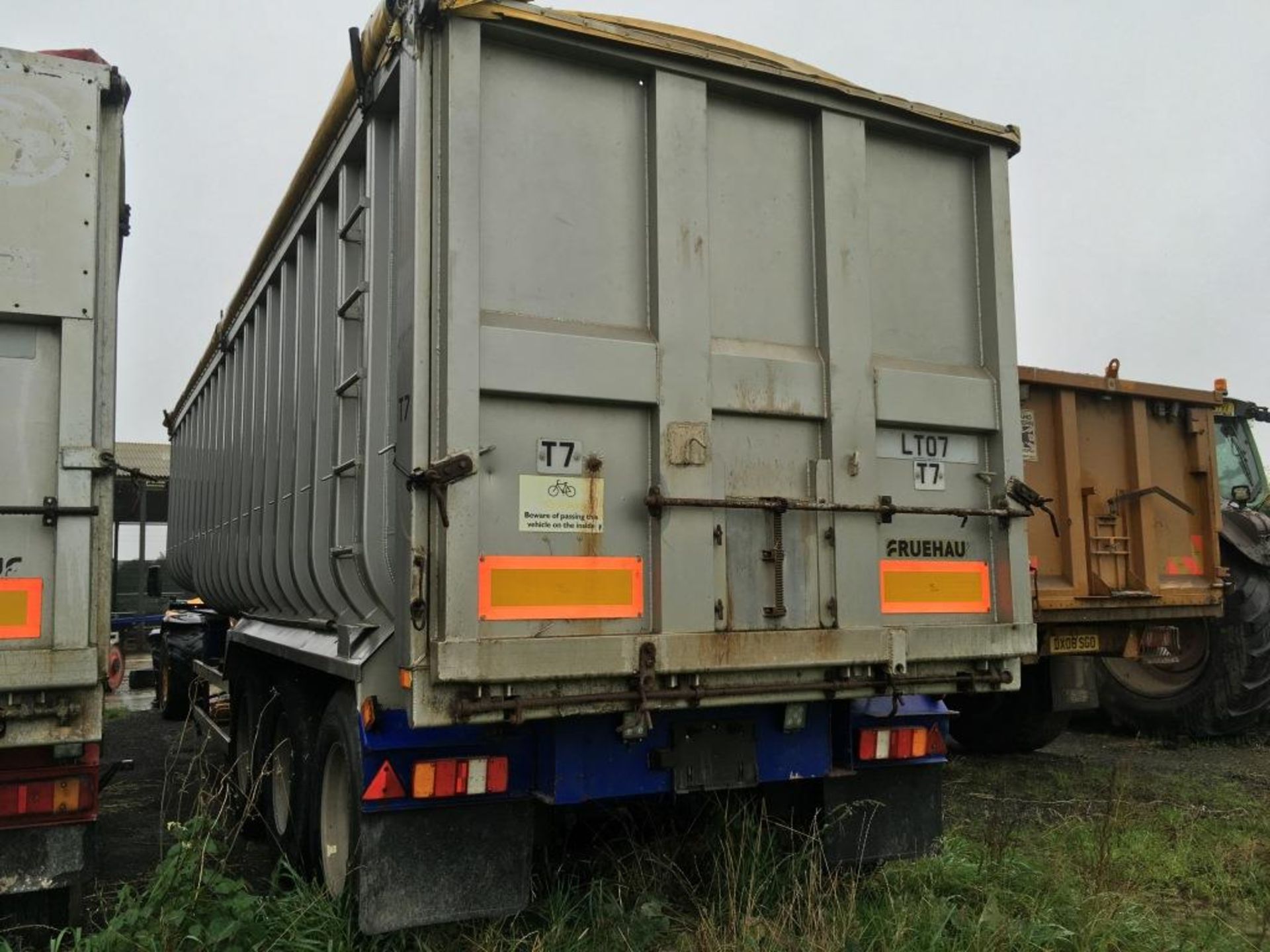 Fruehauf tri axle front lift bulker trailer, super singles, air, manual roll sheet and tailboard - Image 2 of 10