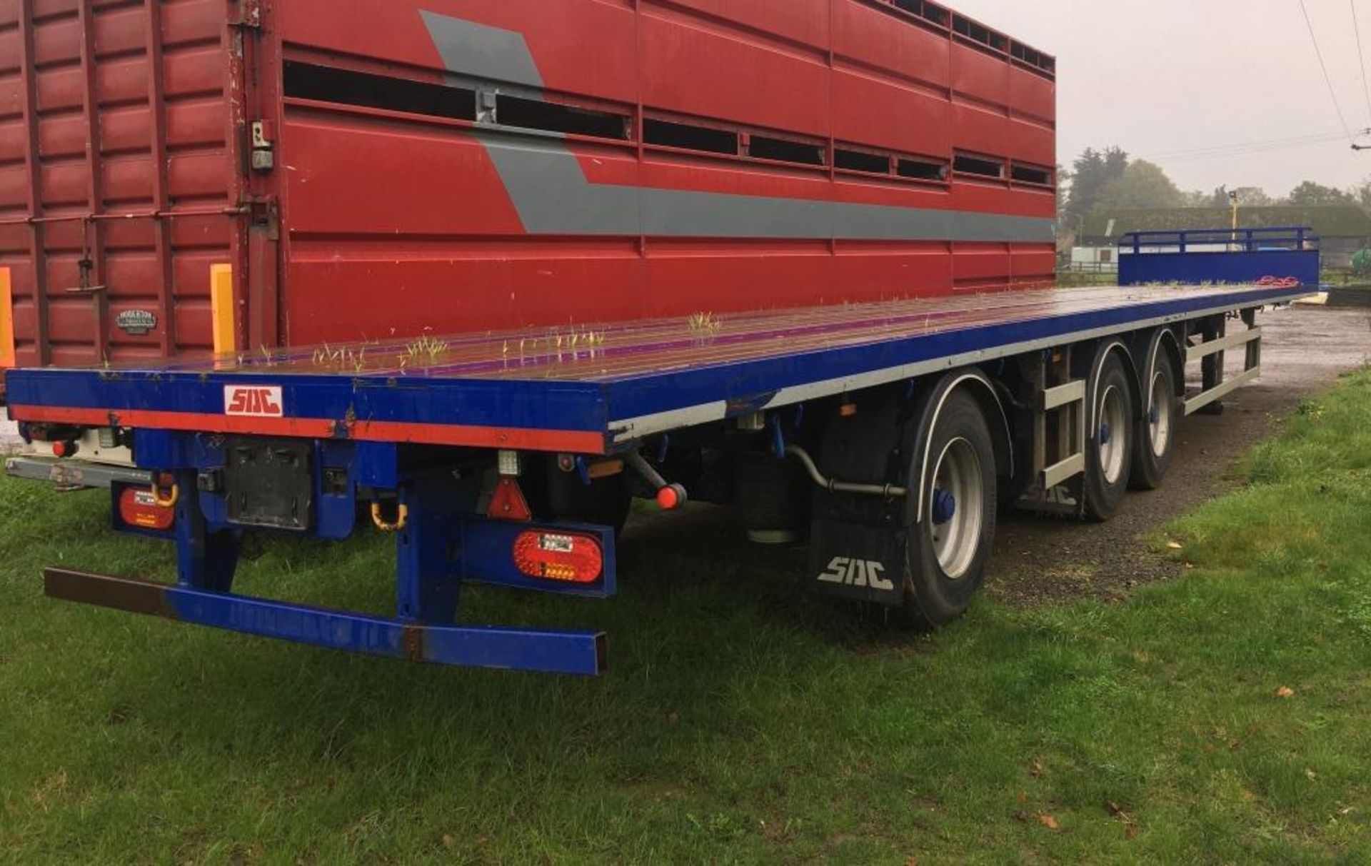 SDC long flat bed tri axle rear steer trailer, YOM: 2017, No. SDCPL51B300160653, 15,650mm - Image 3 of 5