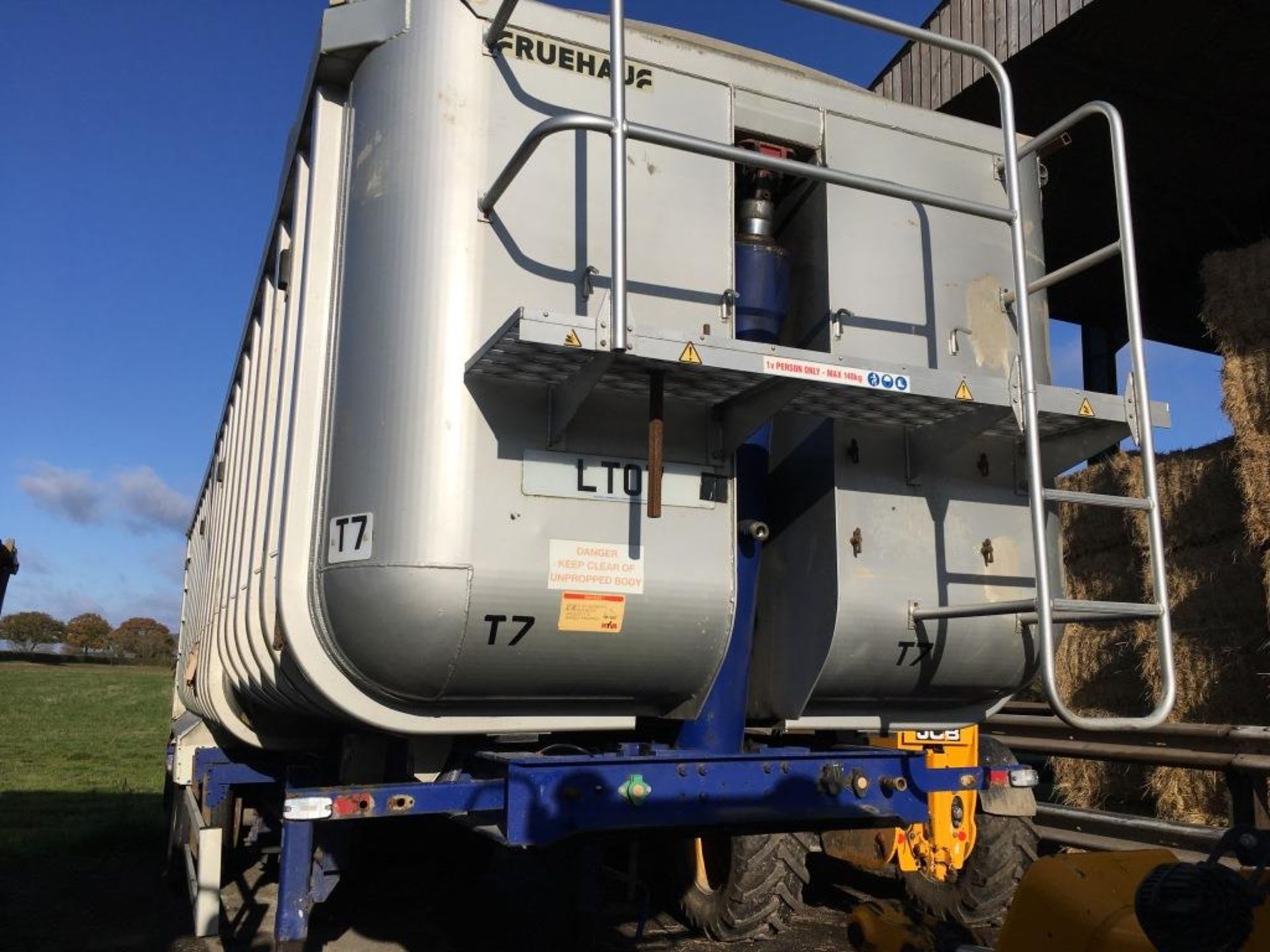 Fruehauf tri axle front lift bulker trailer, super singles, air, manual roll sheet and tailboard