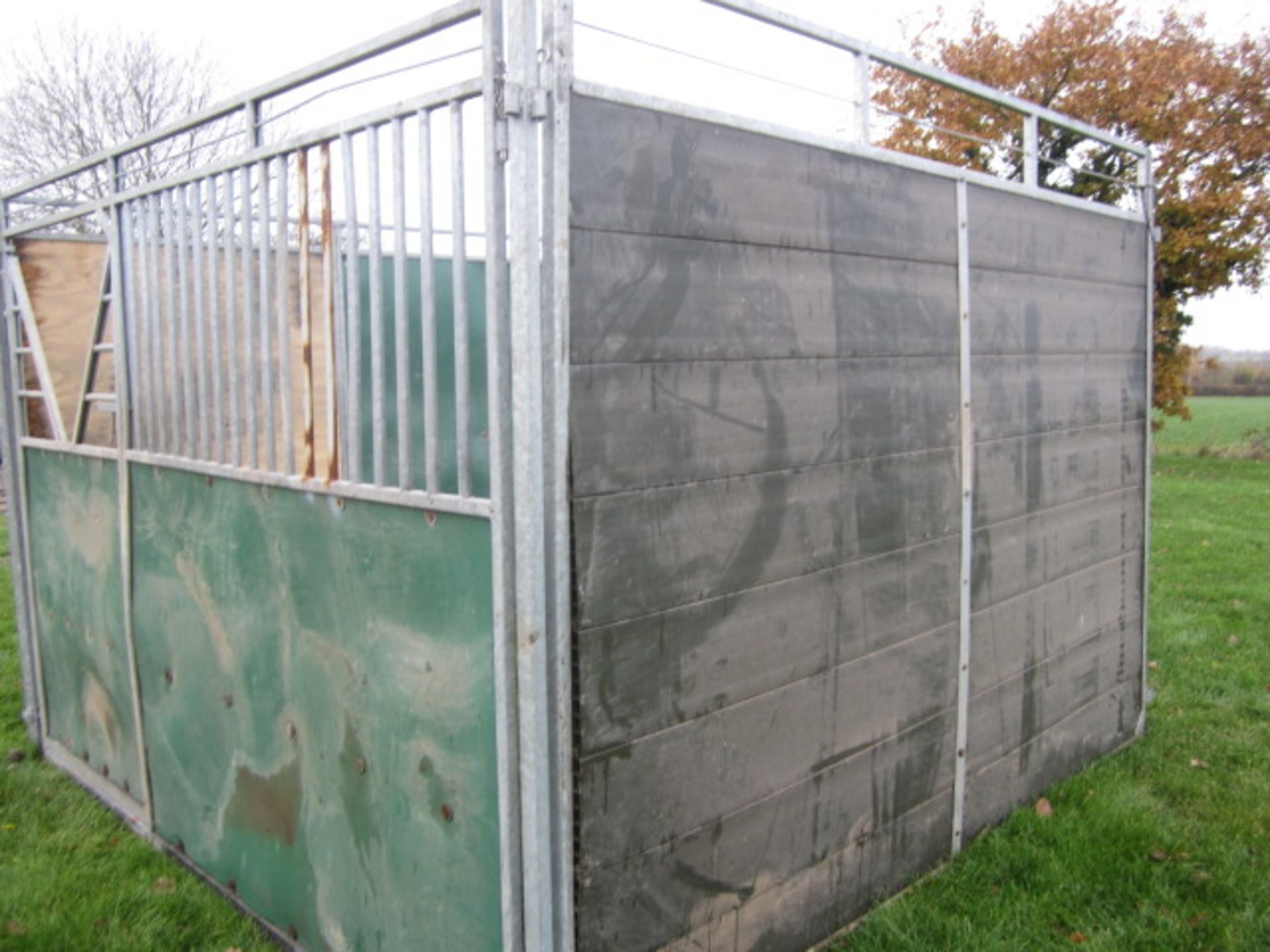 Temporary stable comprising approx. 32 metal frame including external end panels, internal - Image 2 of 6