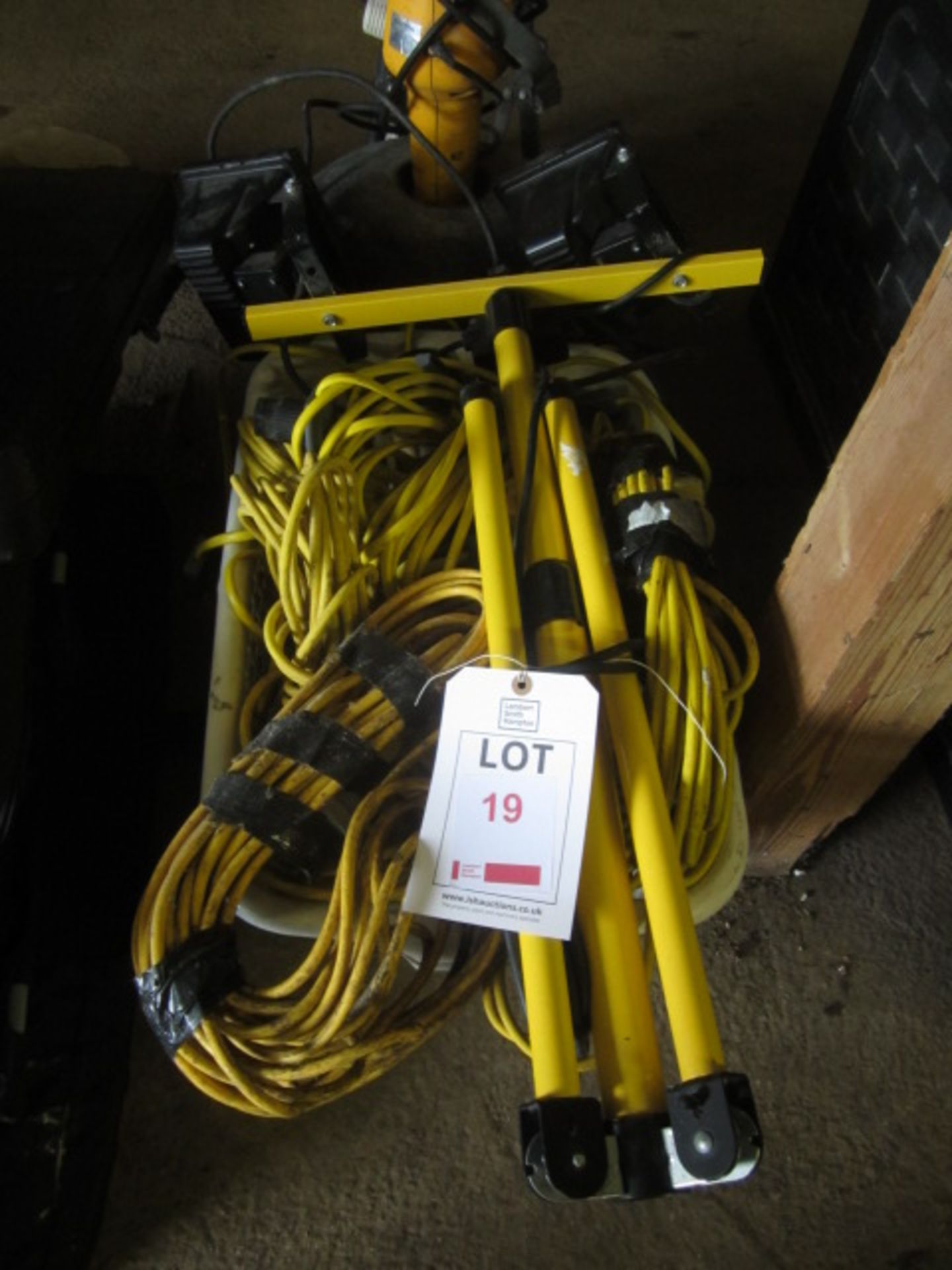 Assorted site lamps, 110v and quantity of assorted extension leads, 110v - Image 3 of 3