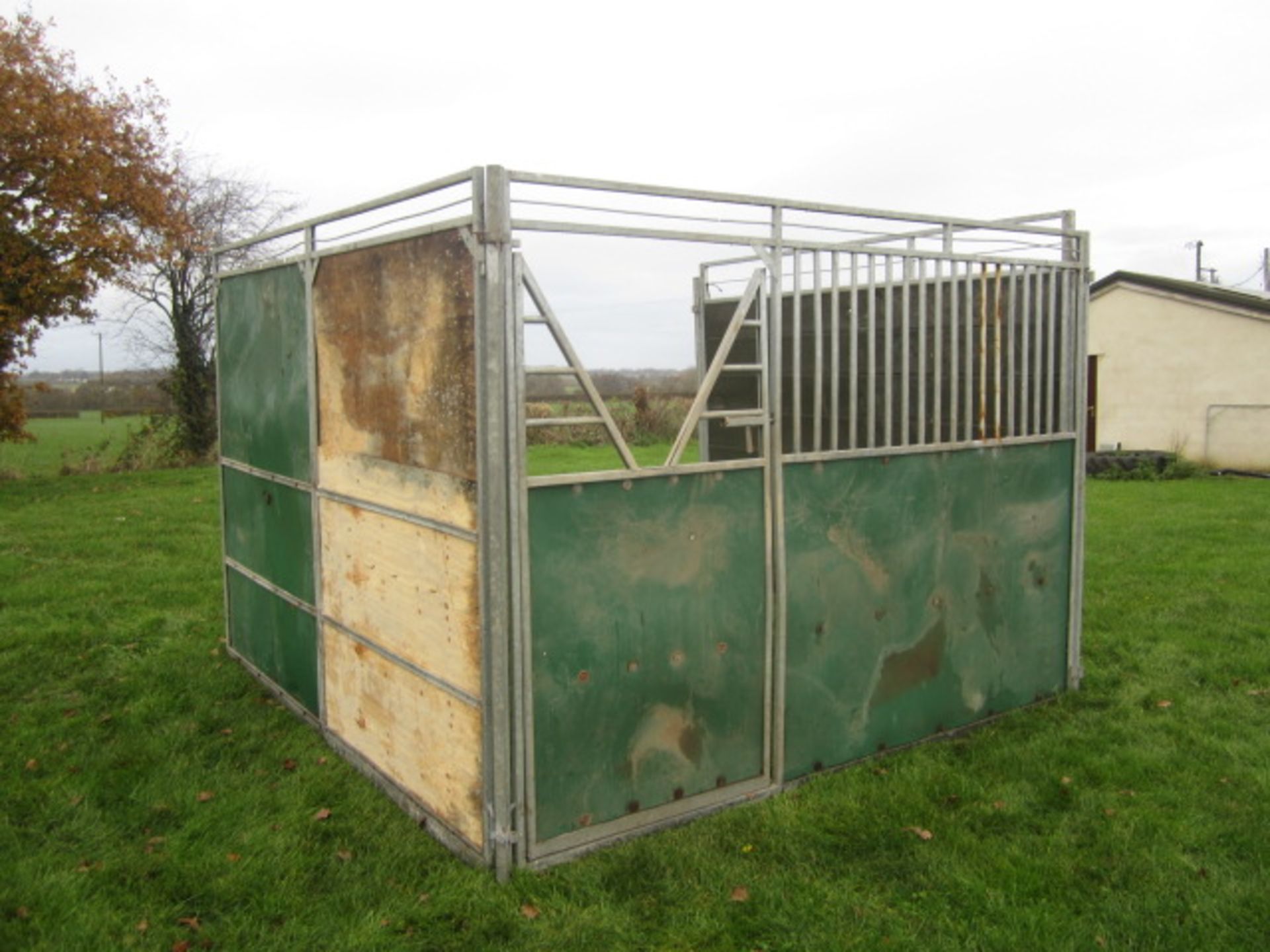 Temporary stable comprising approx. 32 metal frame including external end panels, internal - Image 3 of 6