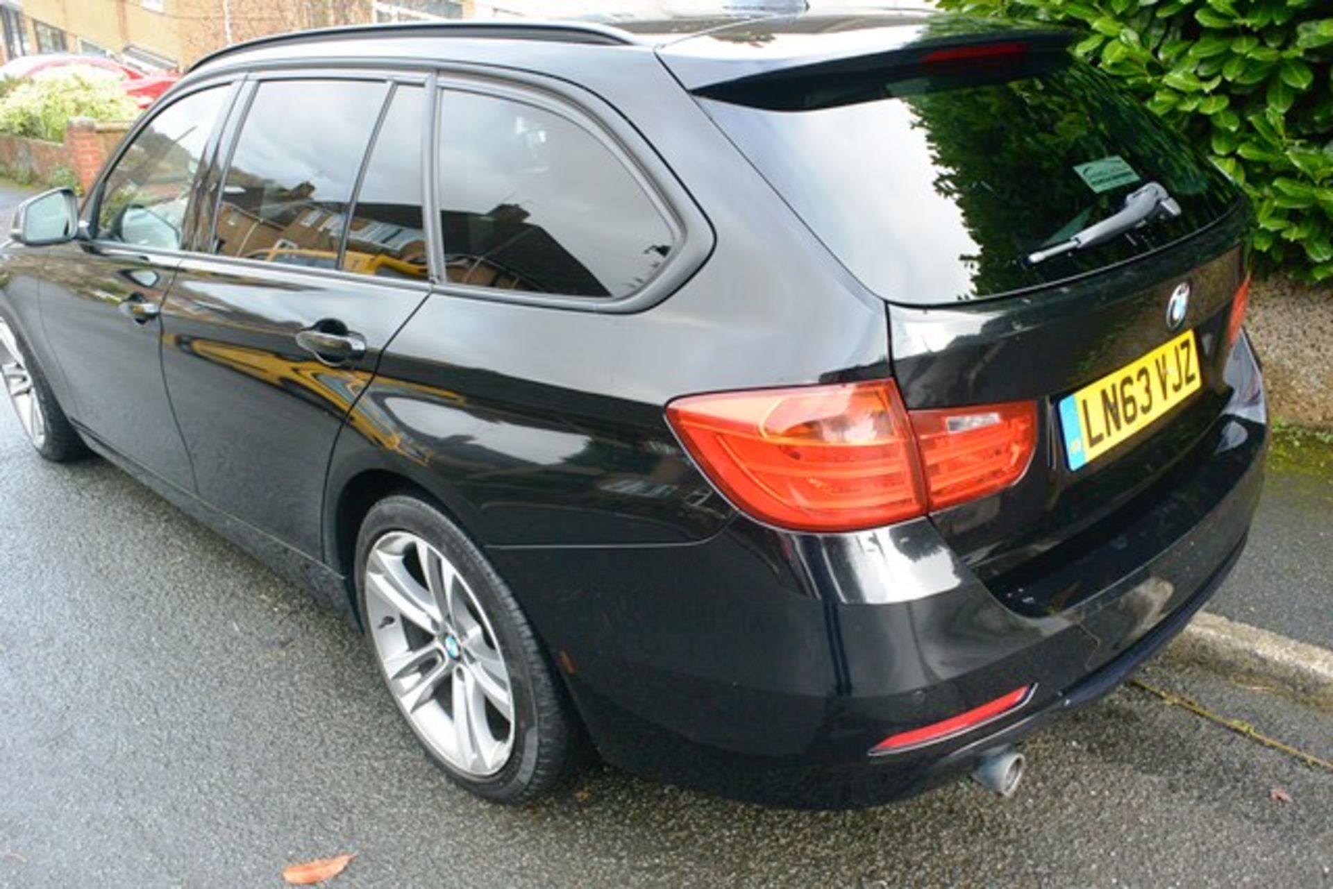 BMW 320D Sport Tourer, 1995cc diesel, 6 speed manual, mileage: circa 132,000, MOT: 01/05/2020 - Image 7 of 12