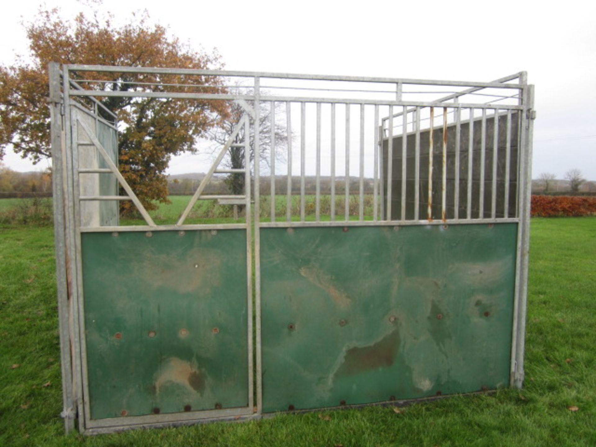 Temporary stable comprising approx. 32 metal frame including external end panels, internal