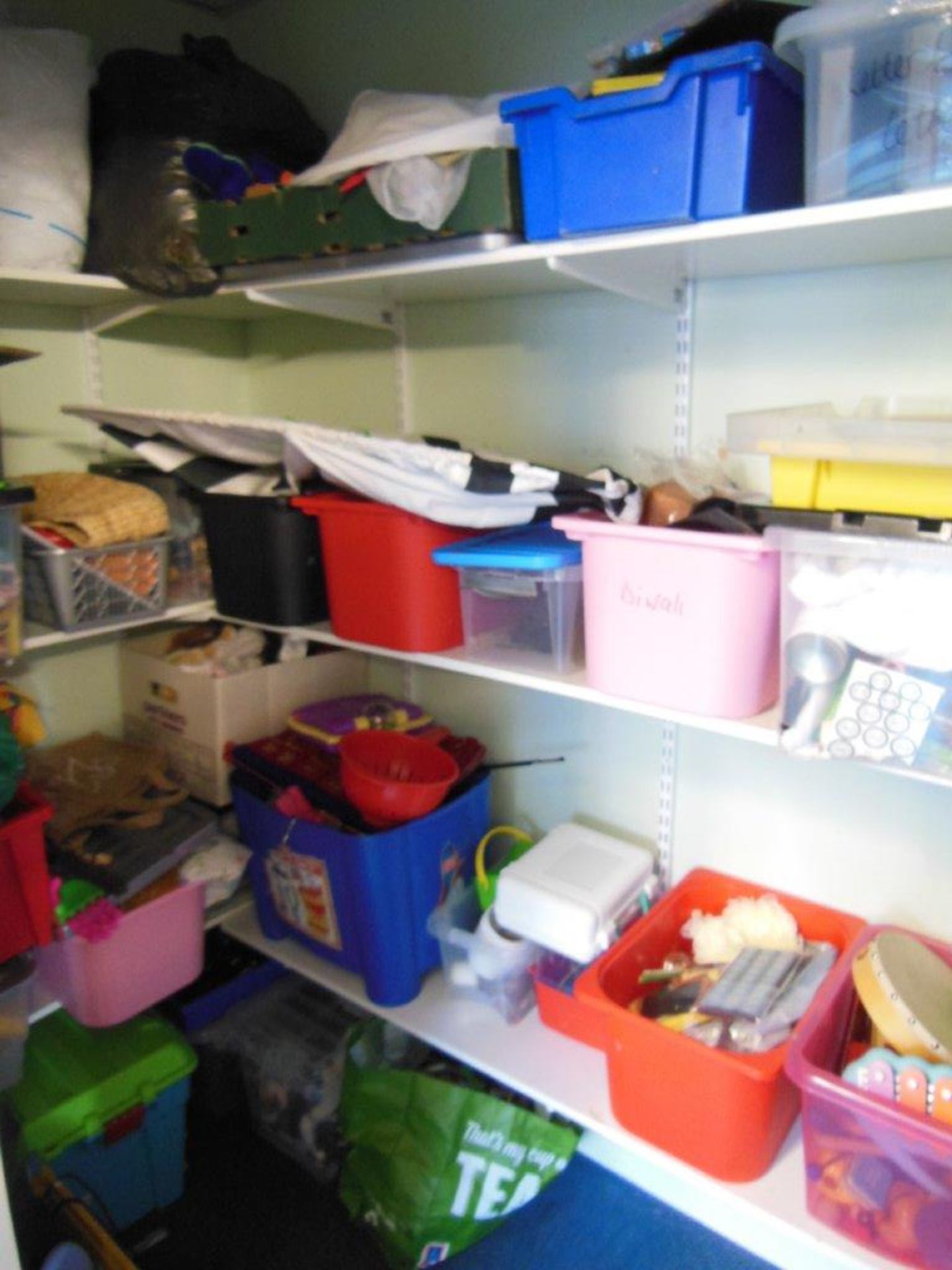 Remaining contents of Pre-school Rooms and Store to include 2 tall bookcases, 2 - 180x120cm wipe - Image 3 of 16