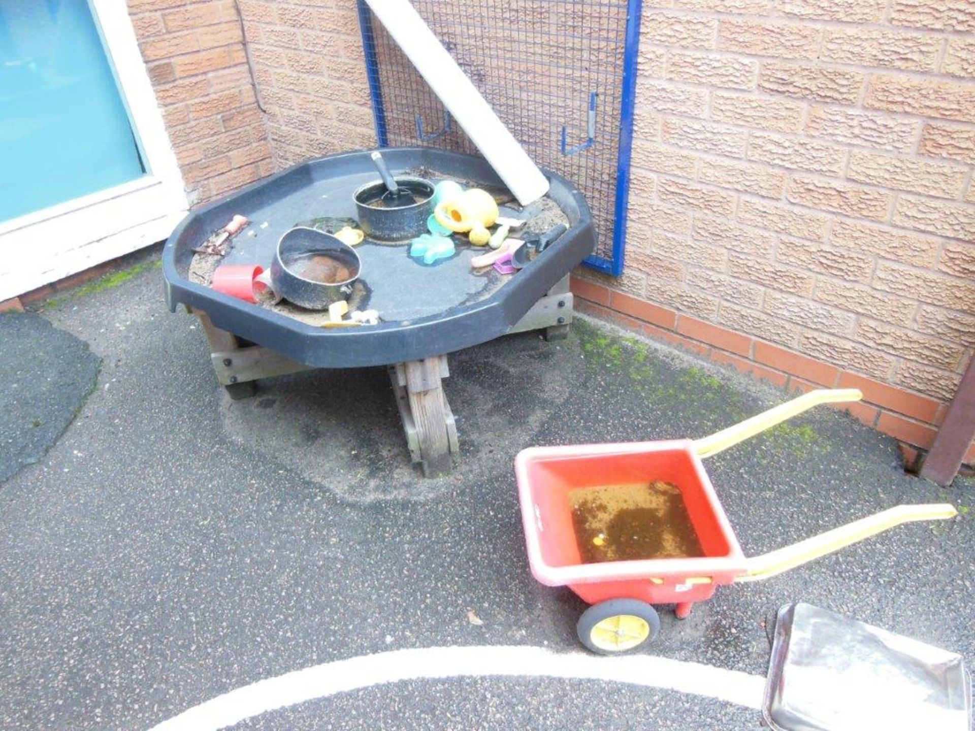 Quantity of outdoor toys including scooters, 2 'Star' benches, 2 playhouses and sundry play - Image 4 of 14