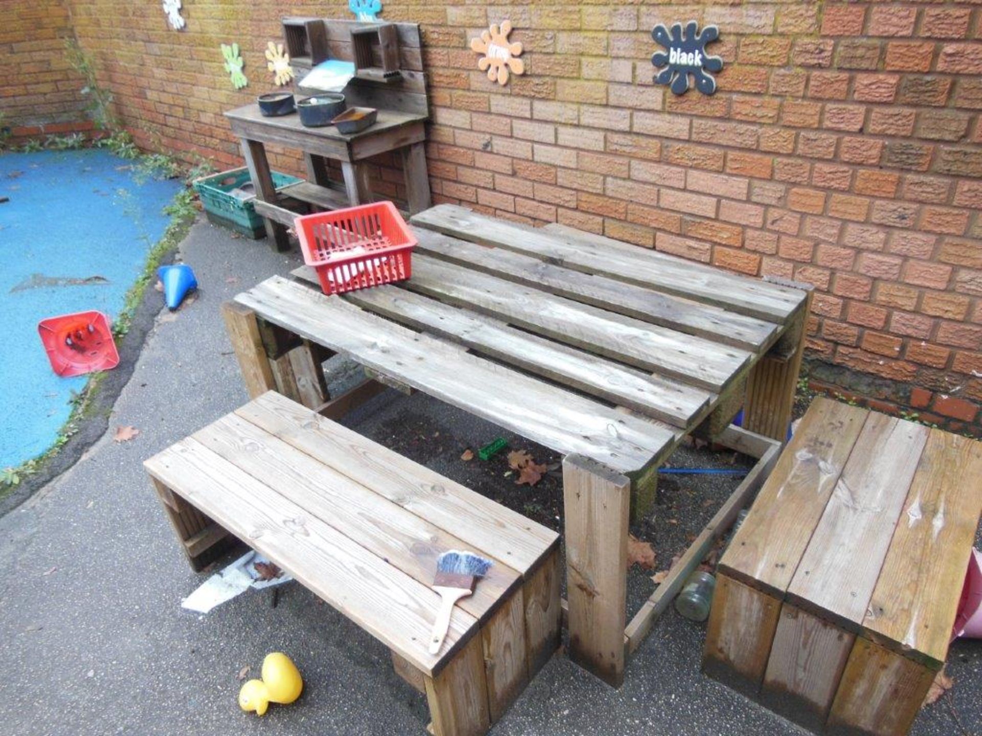 Quantity of outdoor toys including scooters, 2 'Star' benches, 2 playhouses and sundry play - Image 8 of 14