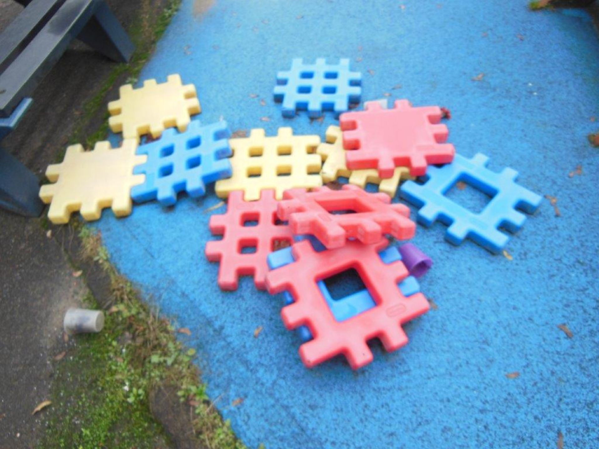 Quantity of outdoor toys including scooters, 2 'Star' benches, 2 playhouses and sundry play - Image 10 of 14