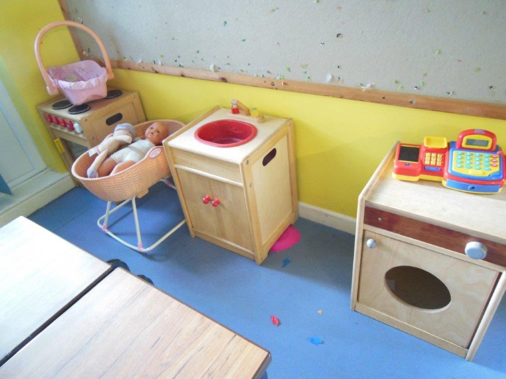 Remaining contents of Pre-school Rooms and Store to include 2 tall bookcases, 2 - 180x120cm wipe - Image 7 of 16