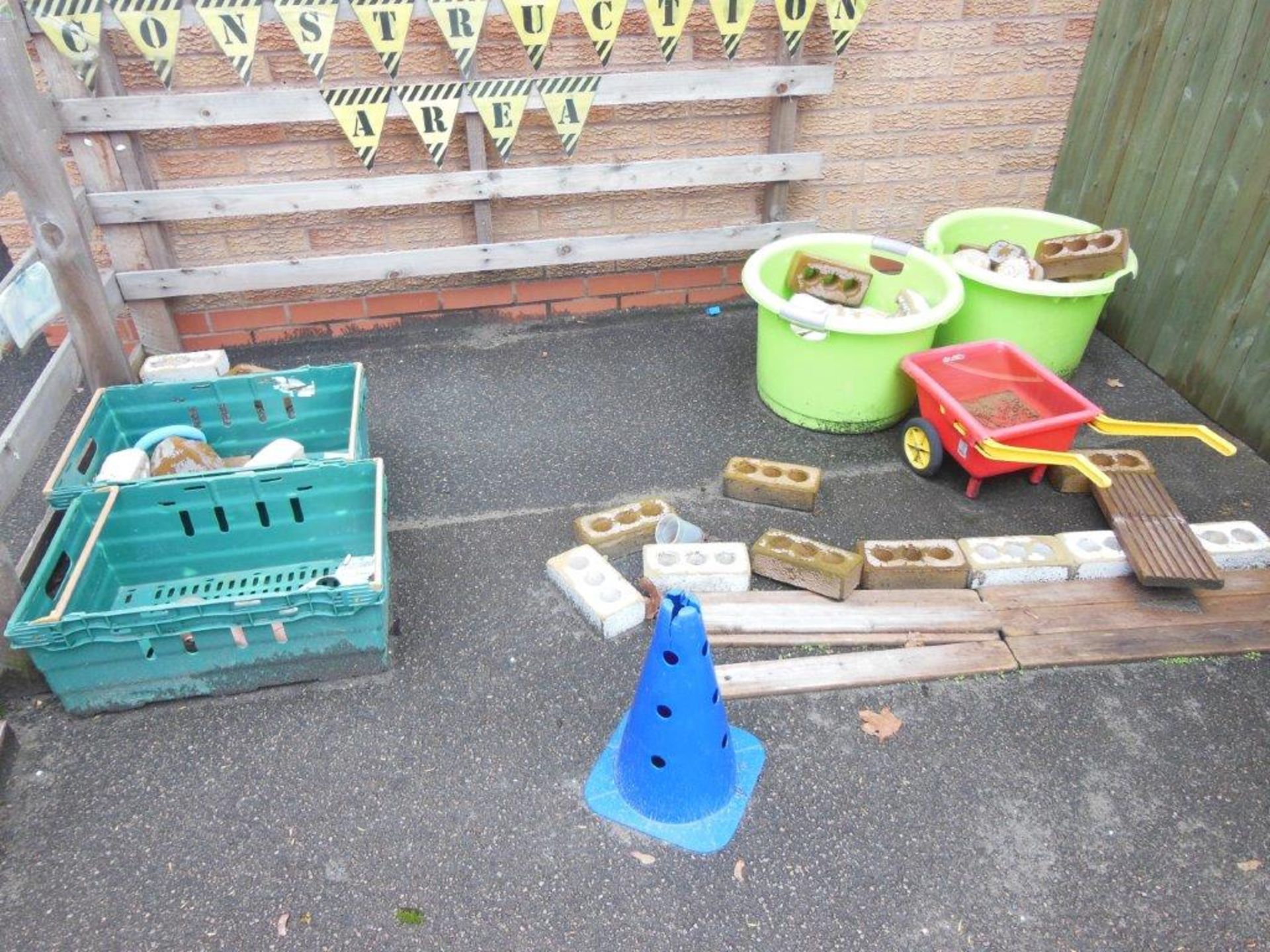 Quantity of outdoor toys including scooters, 2 'Star' benches, 2 playhouses and sundry play - Image 5 of 14