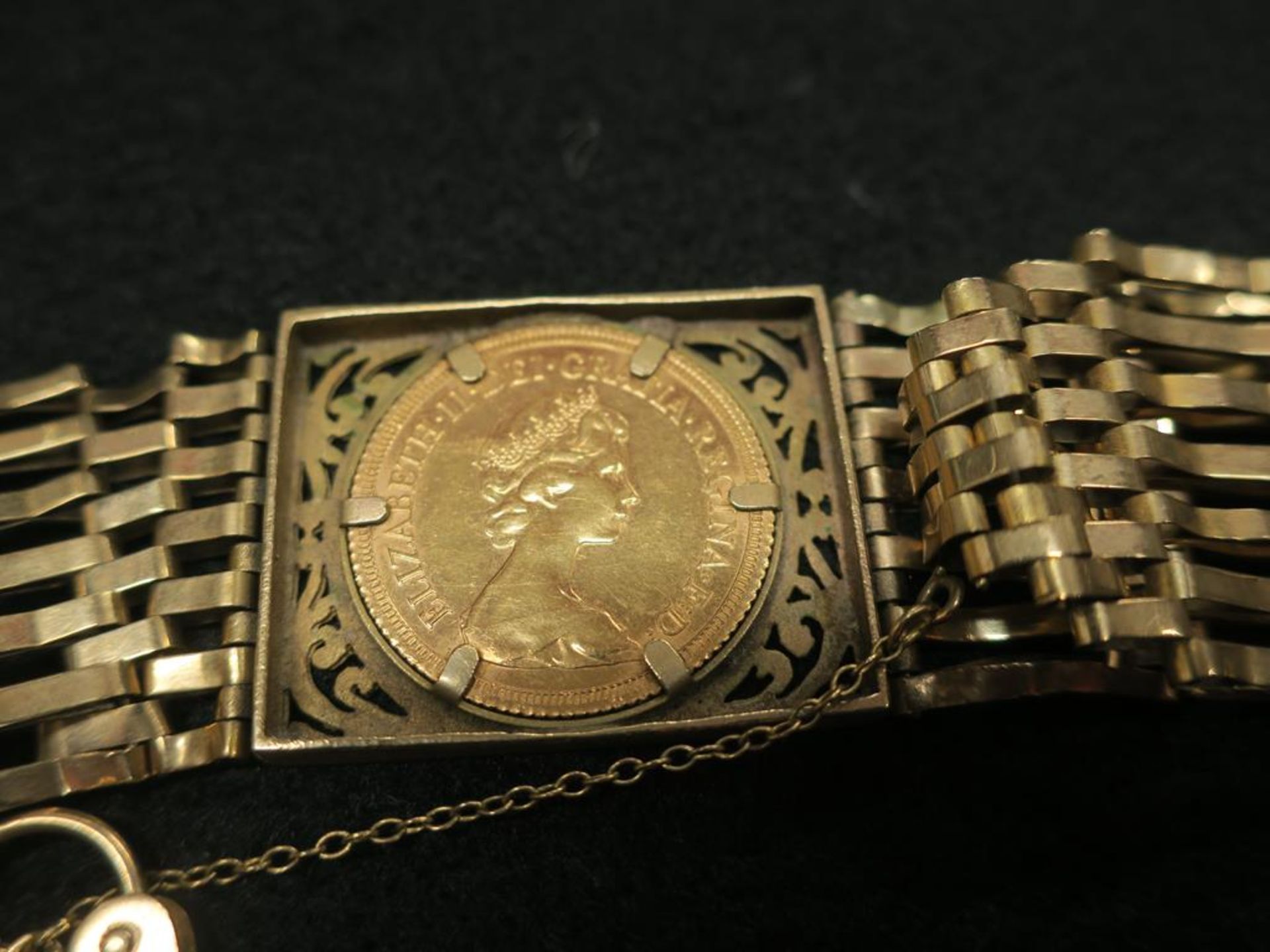 An Elizabeth II 1978 Full Sovereign Loosely Mounted Within a 9ct Gold Gate Bracelet. Total Weight ( - Image 3 of 3