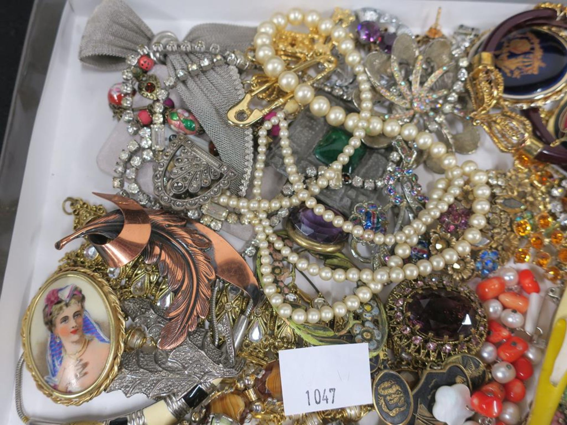 A box to contain a large quantity of vintage costume Jewellery including Limoges etc (est. £45-£90) - Bild 5 aus 5