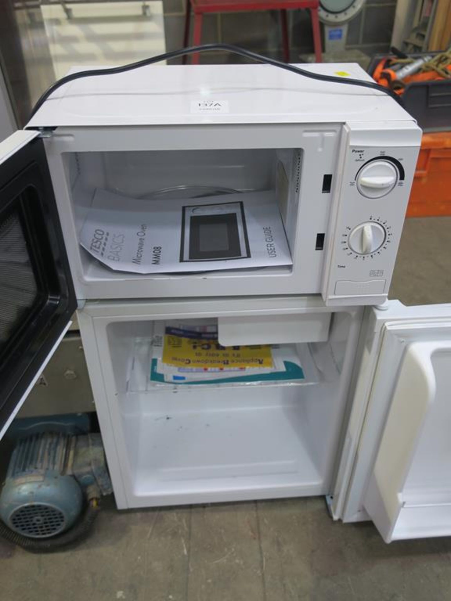 Tesco Microwave Oven Model MM08 and an Argos Tabletop Fridge - Image 2 of 4