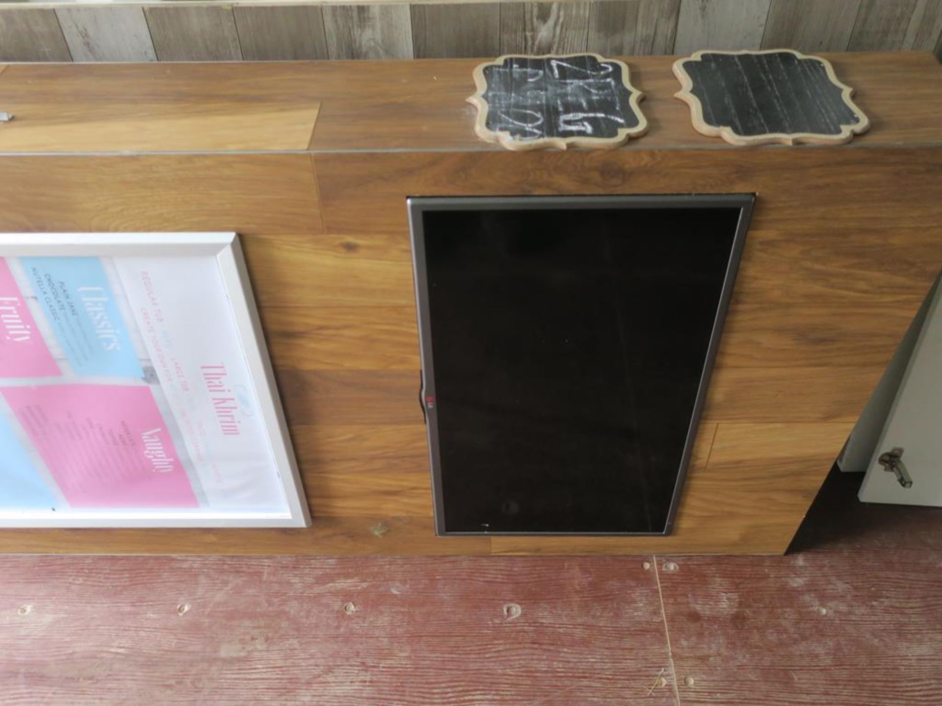 * A Display Totam Unit complete with Inbuilt LG Flat Screen TV, together with 7 Carcass Units - Image 6 of 7