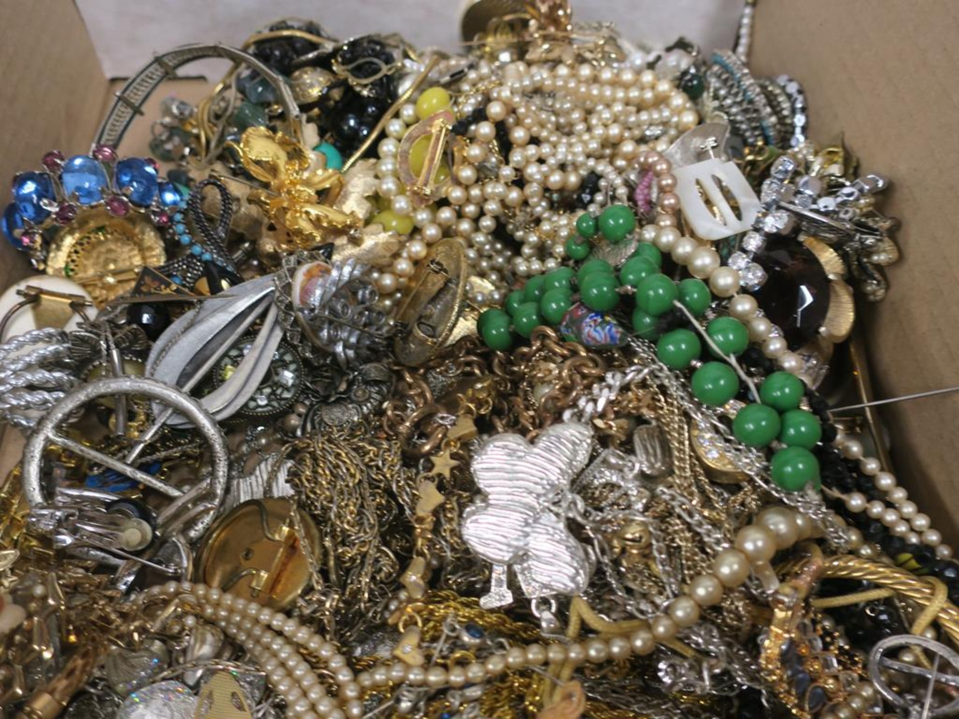 A box of vintage paste Jewellery, Necklaces, Brooches etc (est. £45-£90) - Bild 7 aus 7