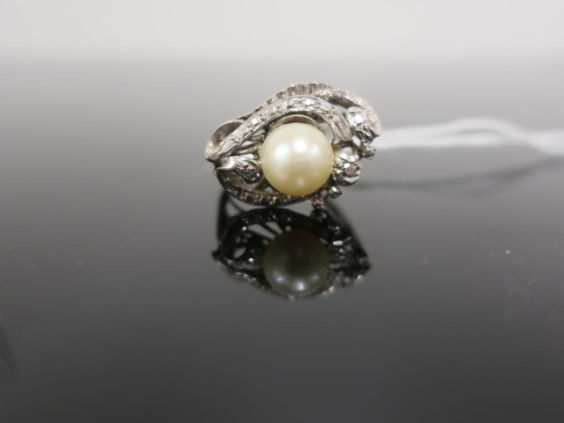 A Cultured Pearl Ring marked '14K' approx 3.9g (Size P) (est. £30-£60) - Image 3 of 3