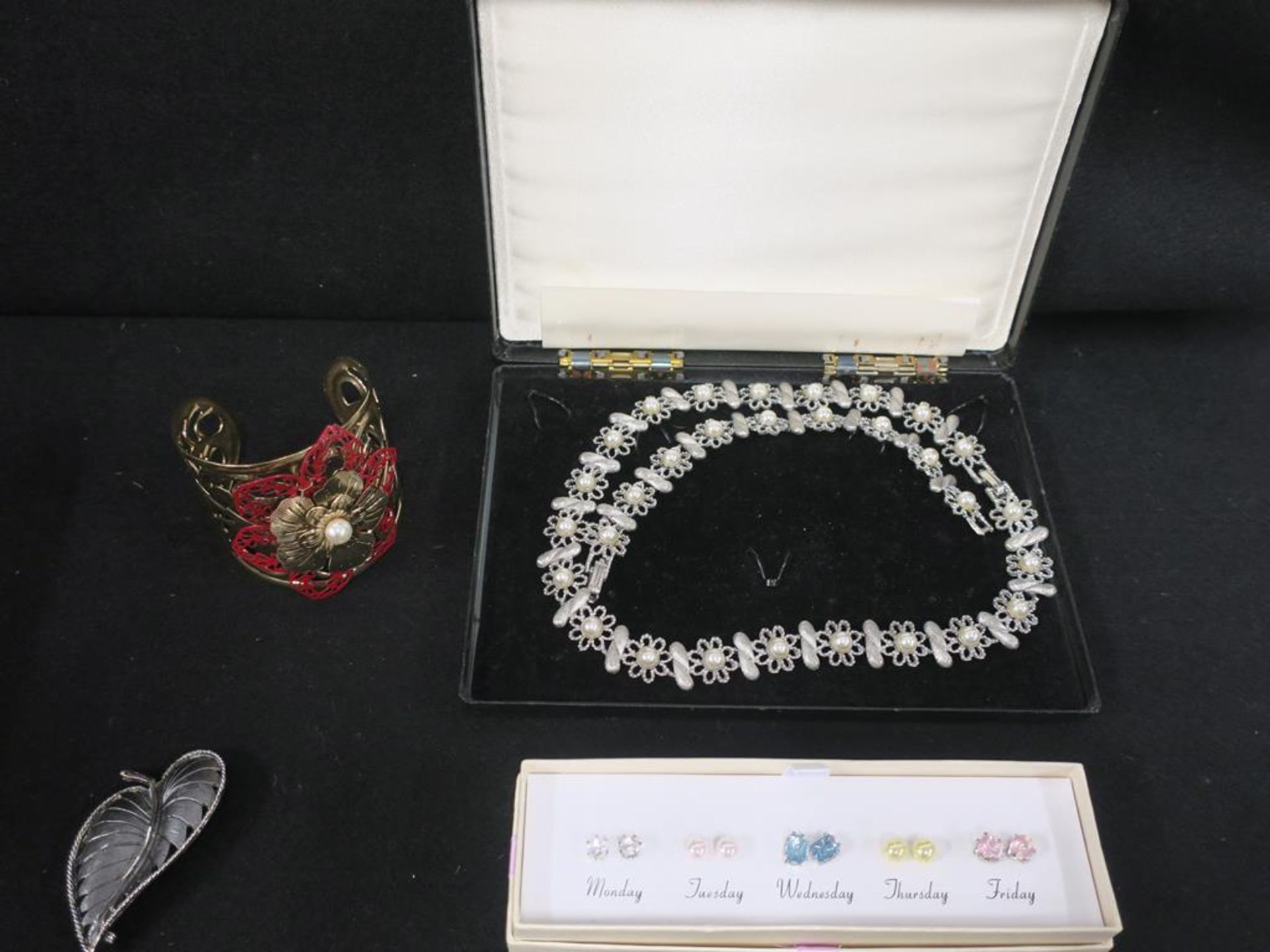 A box to contain vintage costume Jewellery (est. £45-£90) - Image 3 of 5