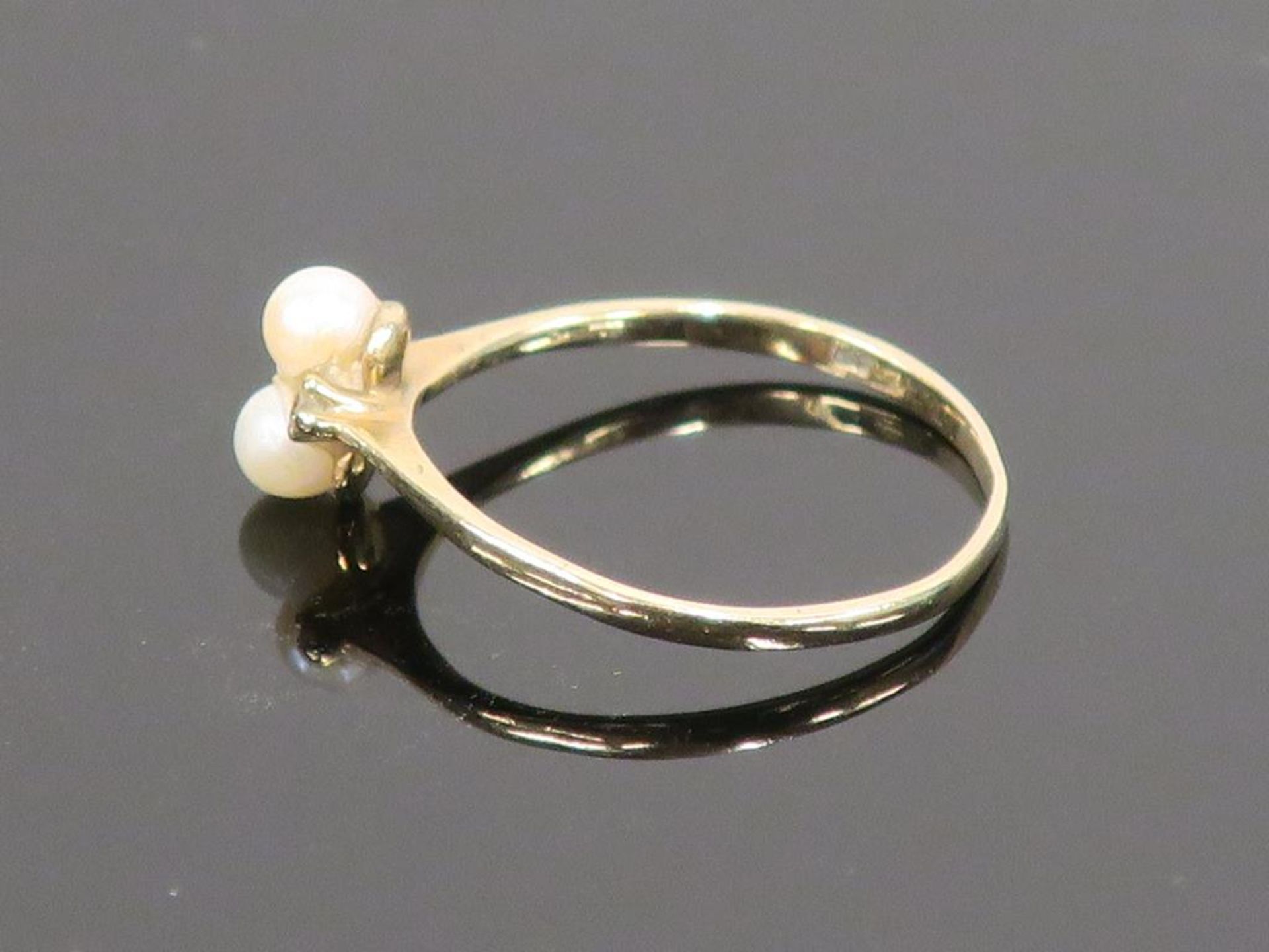 A 9ct Gold Diamond and Pearl Ring (size N 1/2) (est £40-£80) - Bild 3 aus 3