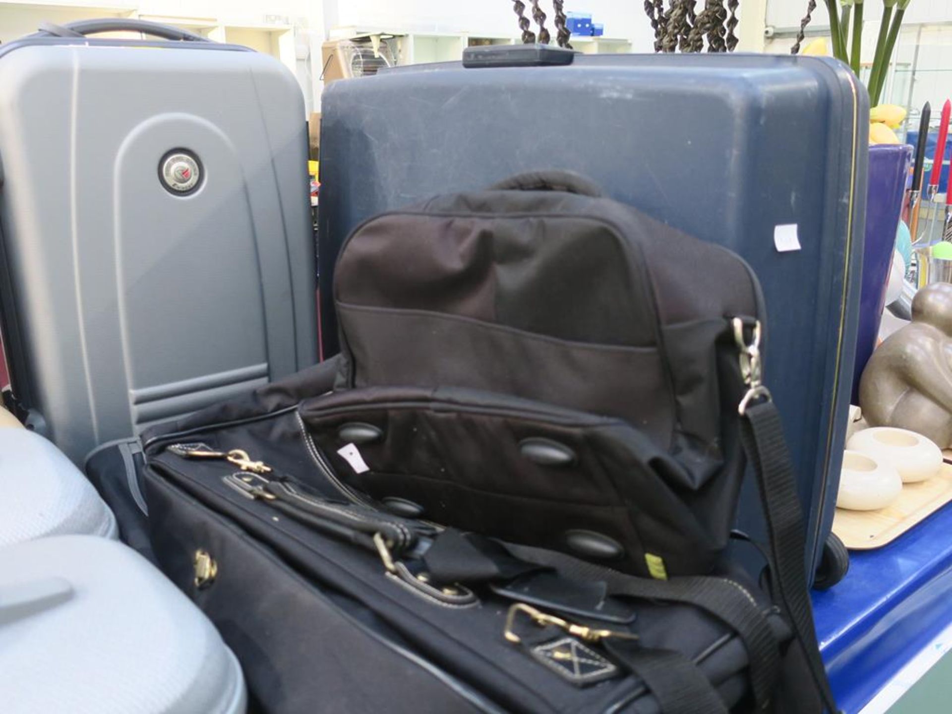 A selection of Suitcases and Luggage Bags (est £20-£40) - Image 7 of 10