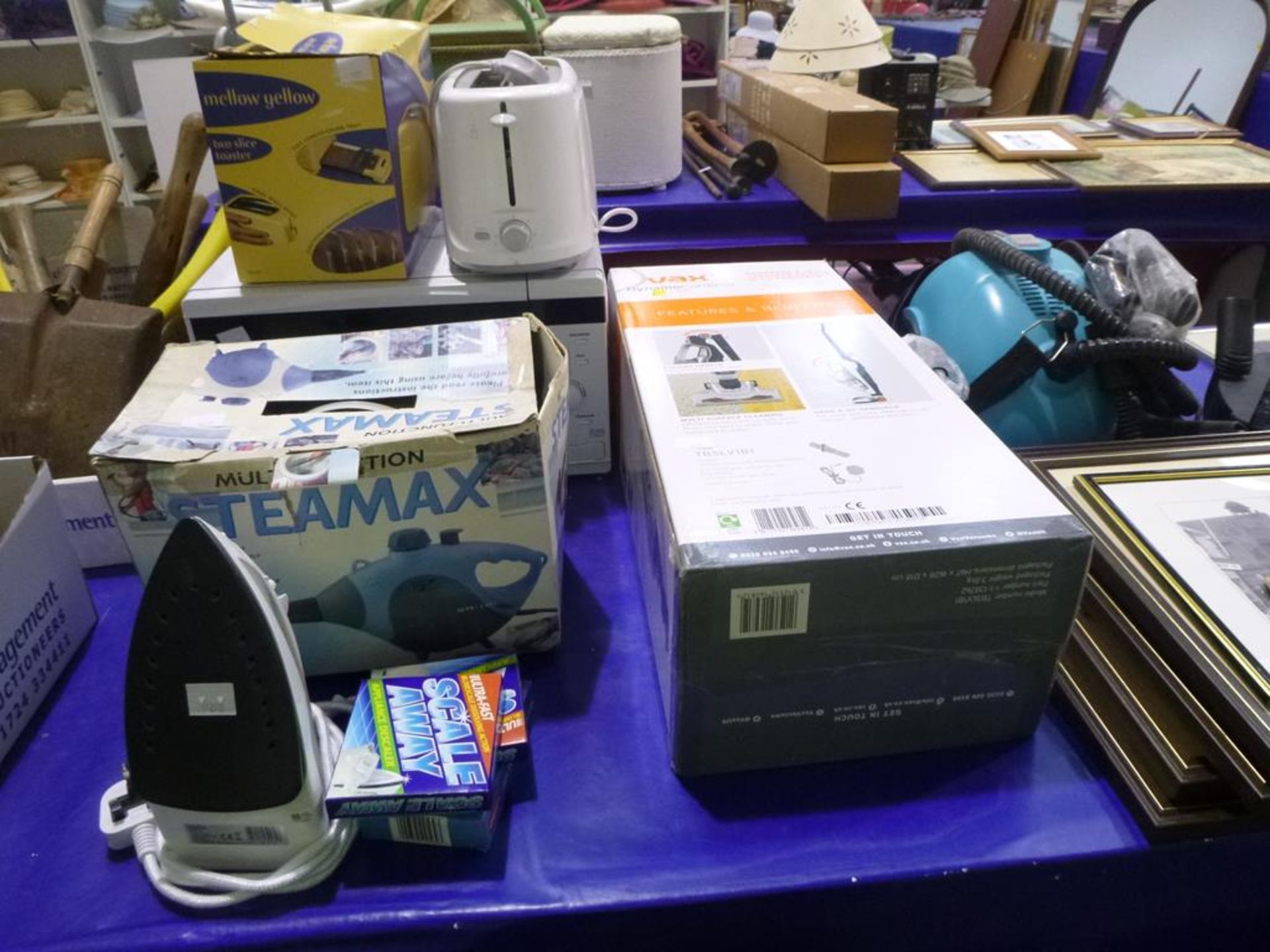 A lot to include a Van Dynamo cordless 16V Vacuum Cleaner, Tesco MT08 Microwave, Steamax Steamer etc