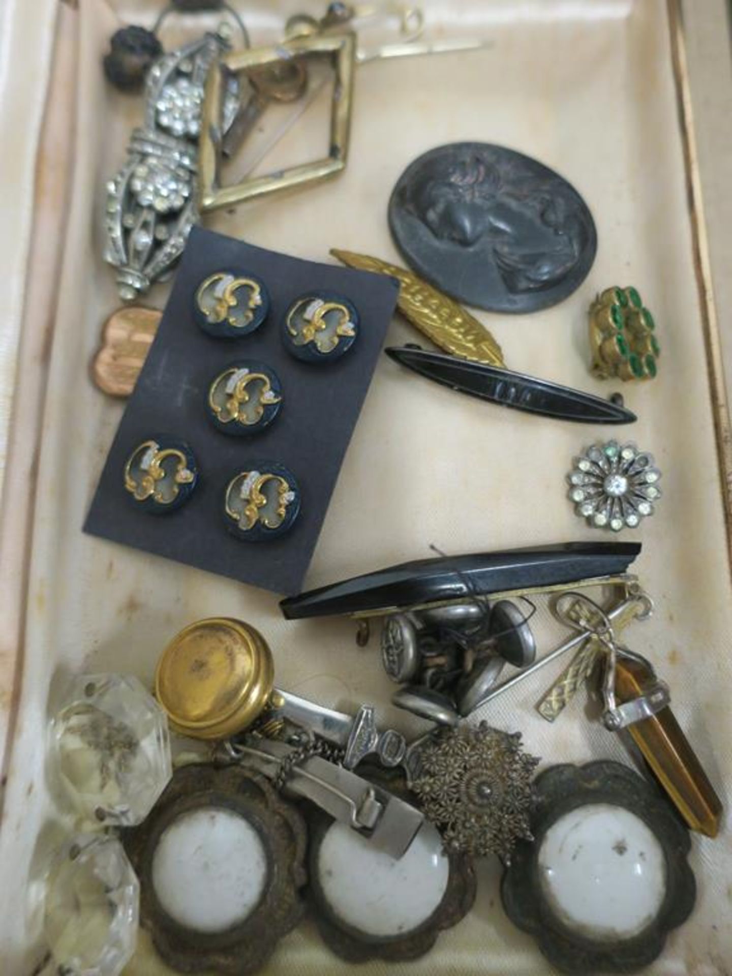 A quantity of Victorian Jewellery to include seven hallmarked Silver Brooches, two Silver Fob - Bild 5 aus 8