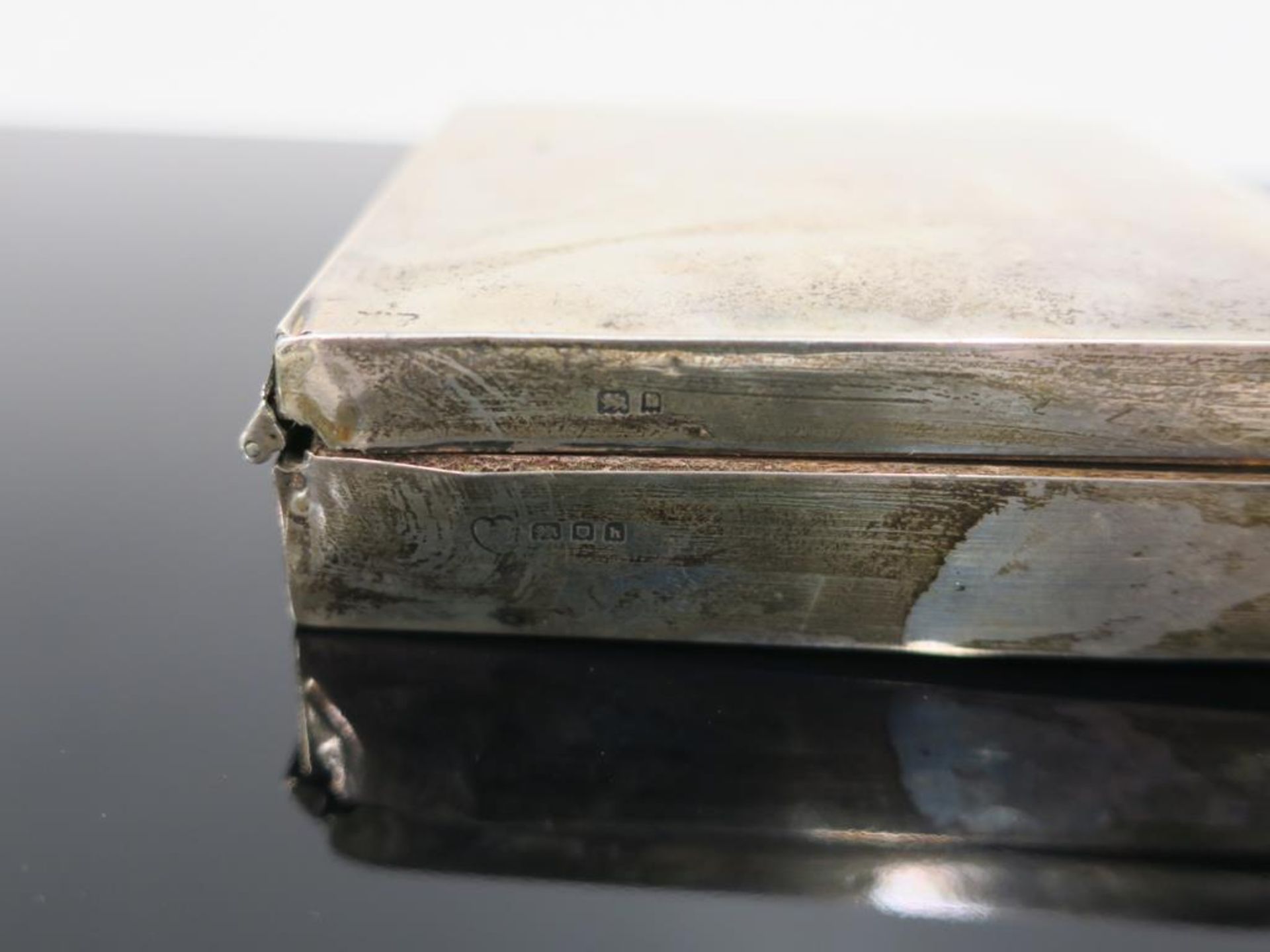 A Hallmarked Silver Box with Hinged Lid, Wooden Lined (H2.5cm, W8.4cm, D9.1cm) (est £45-£90) - Image 4 of 6