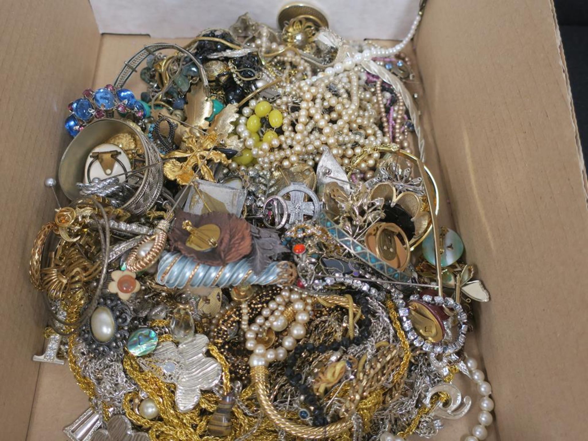 A box of vintage paste Jewellery, Necklaces, Brooches etc (est. £45-£90) - Bild 2 aus 7