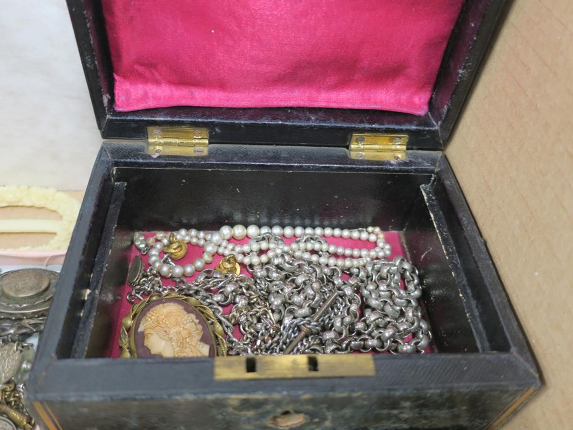 A quantity of Victorian Jewellery to include seven hallmarked Silver Brooches, two Silver Fob - Bild 2 aus 8