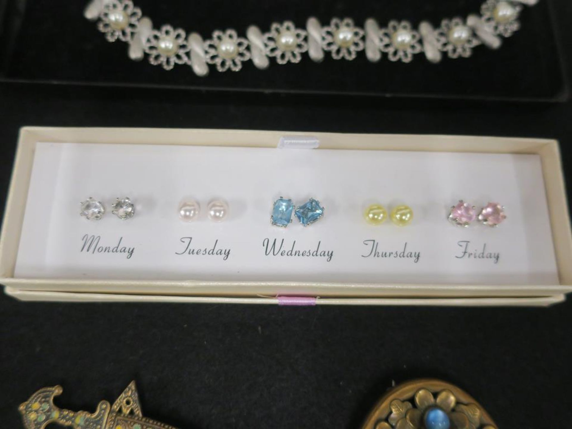 A box to contain vintage costume Jewellery (est. £45-£90) - Image 4 of 5