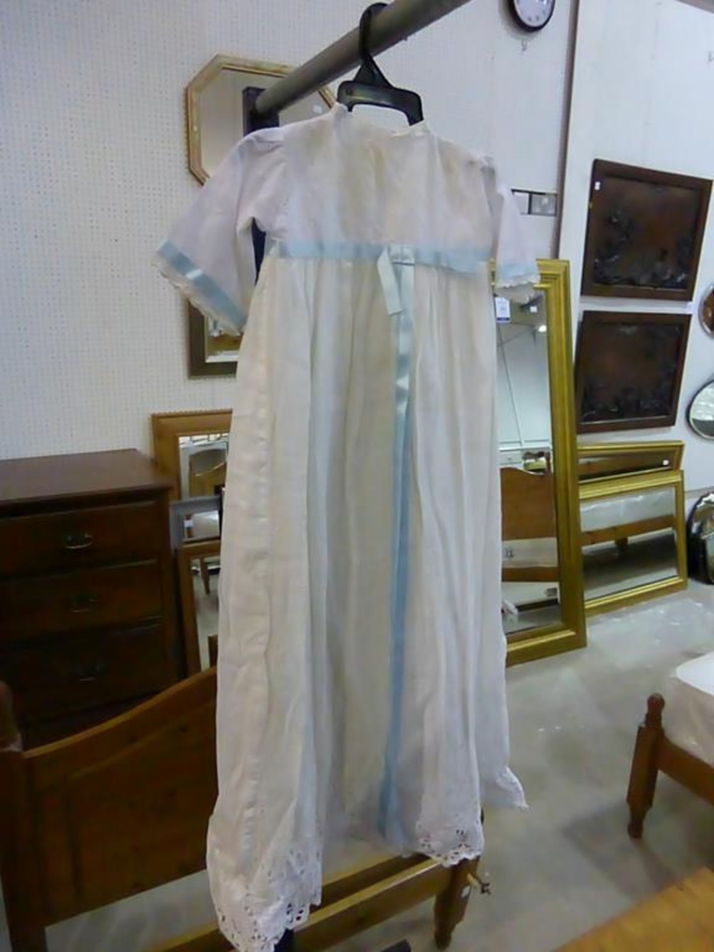 Three Vintage Christening Gowns (est £20-£30) - Bild 2 aus 4