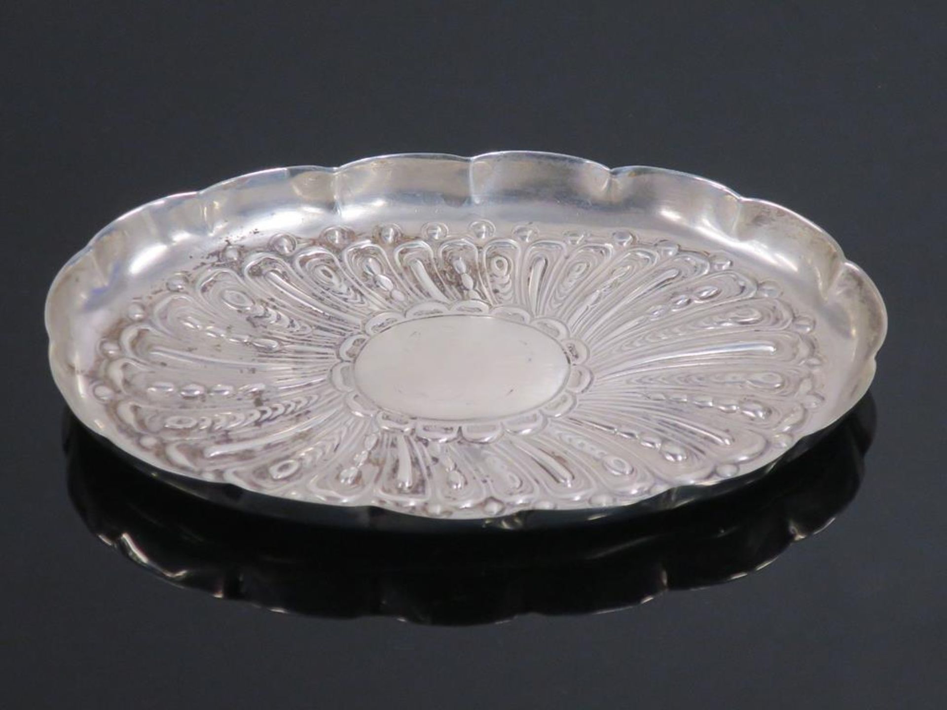 An Embossed Antique Silver Tray by WH Comyns (London 1892) (approx 38g) (est £30-£60)