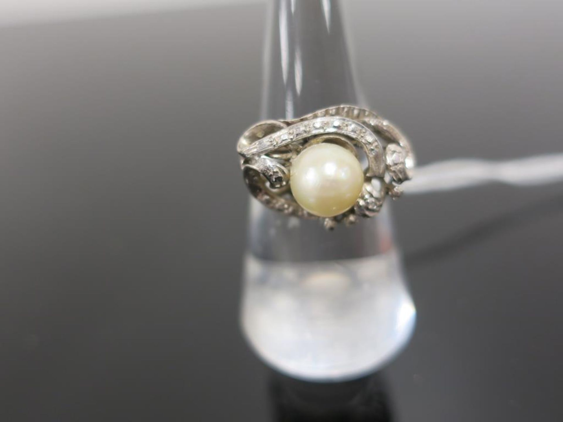 A Cultured Pearl Ring marked '14K' approx 3.9g (Size P) (est. £30-£60)
