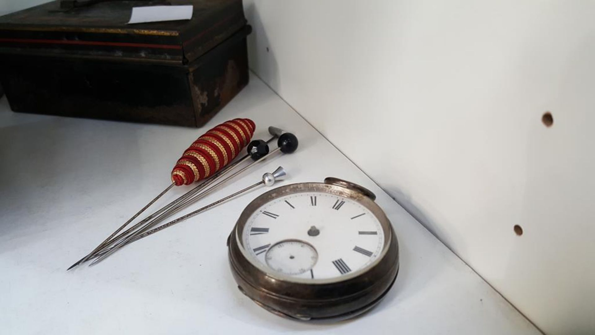 A shelf of assorted items to include a 9ct Gold Wristwatch (plated bracelet), Silver Pocket Watch ( - Image 3 of 6