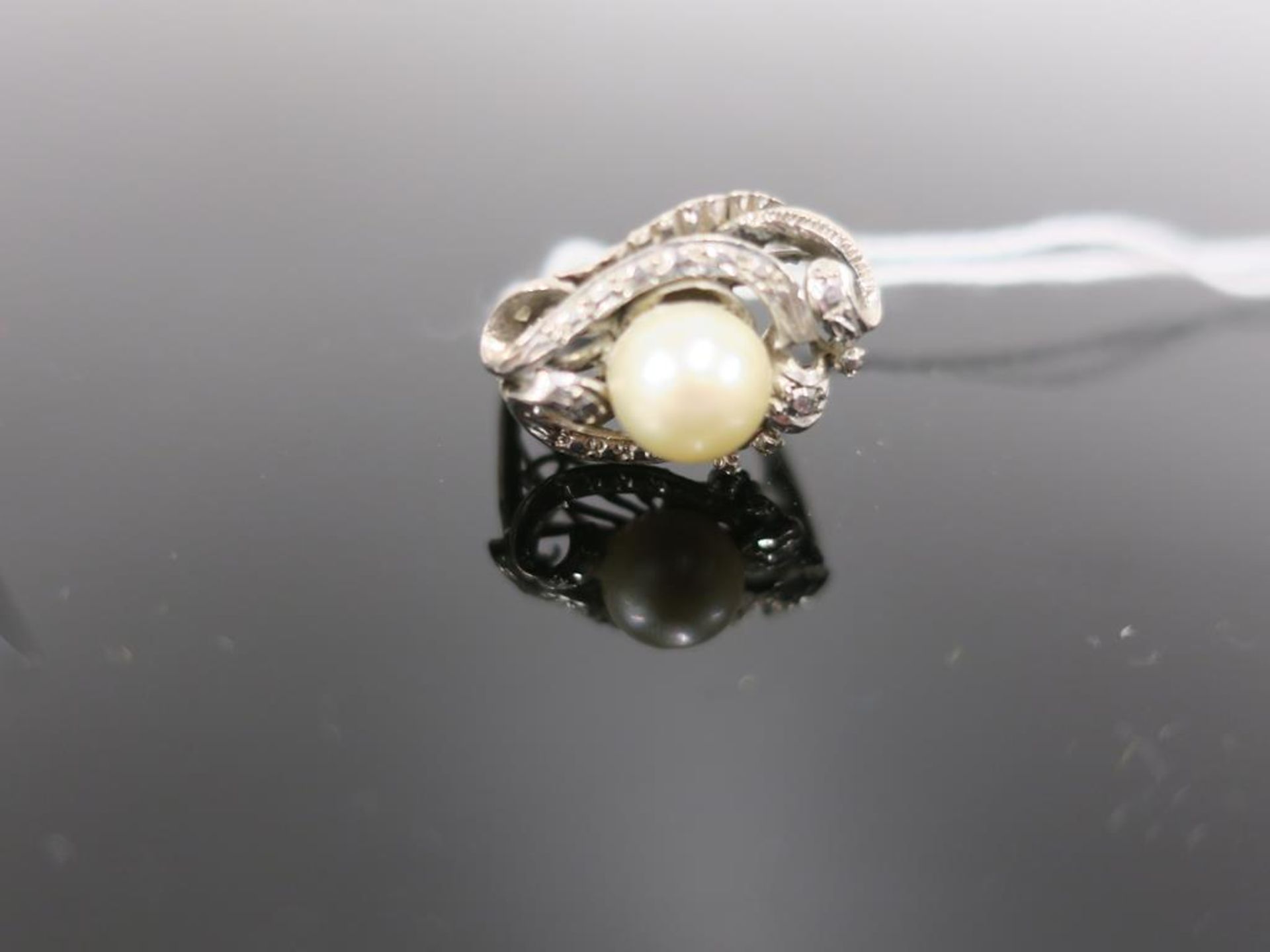 A Cultured Pearl Ring marked '14K' approx 3.9g (Size P) (est. £30-£60) - Image 2 of 3