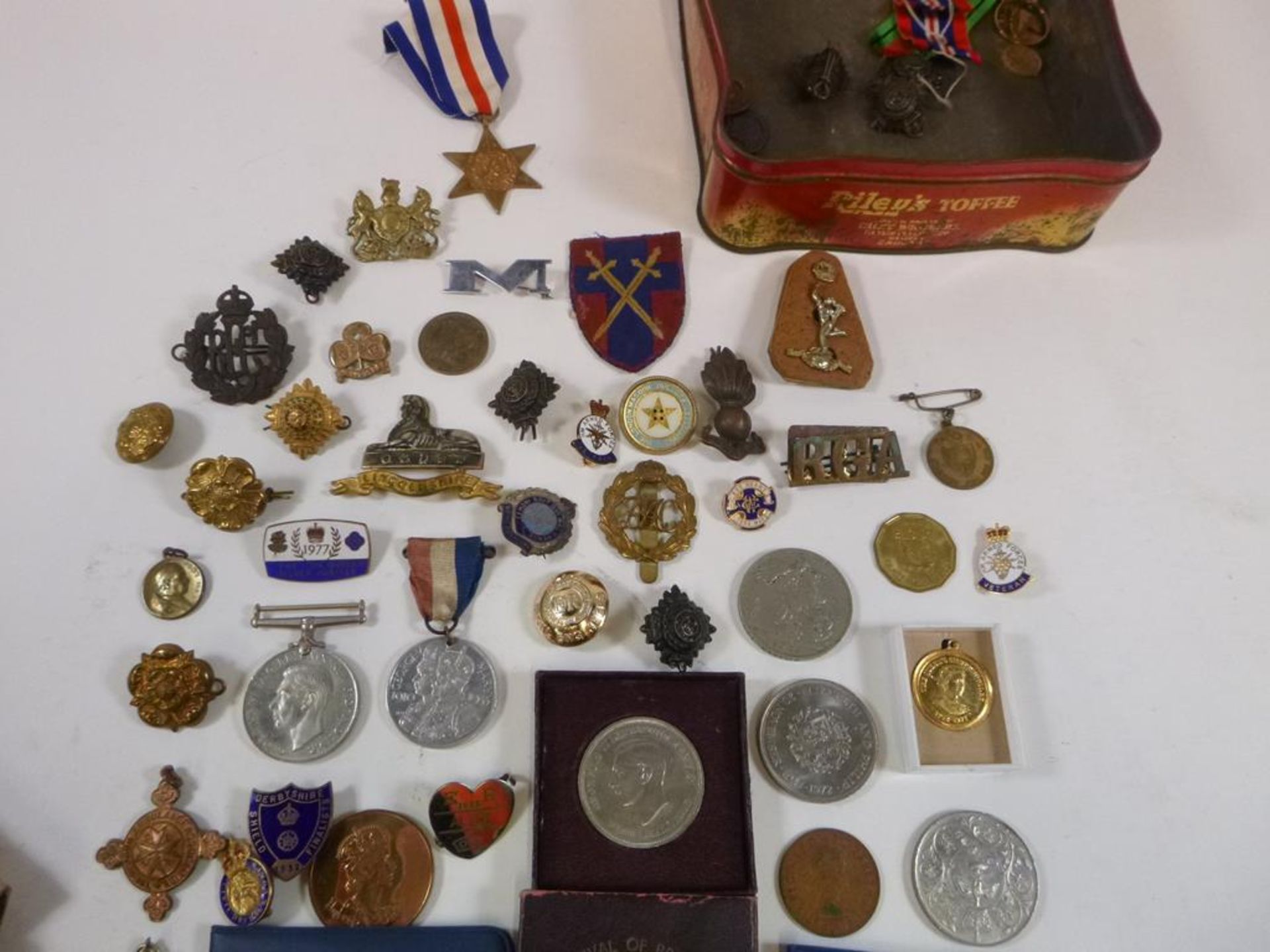 An interesting collection of Military Medals, Enamel Badges, Military Coins etc (est. £50-£100) - Image 3 of 4