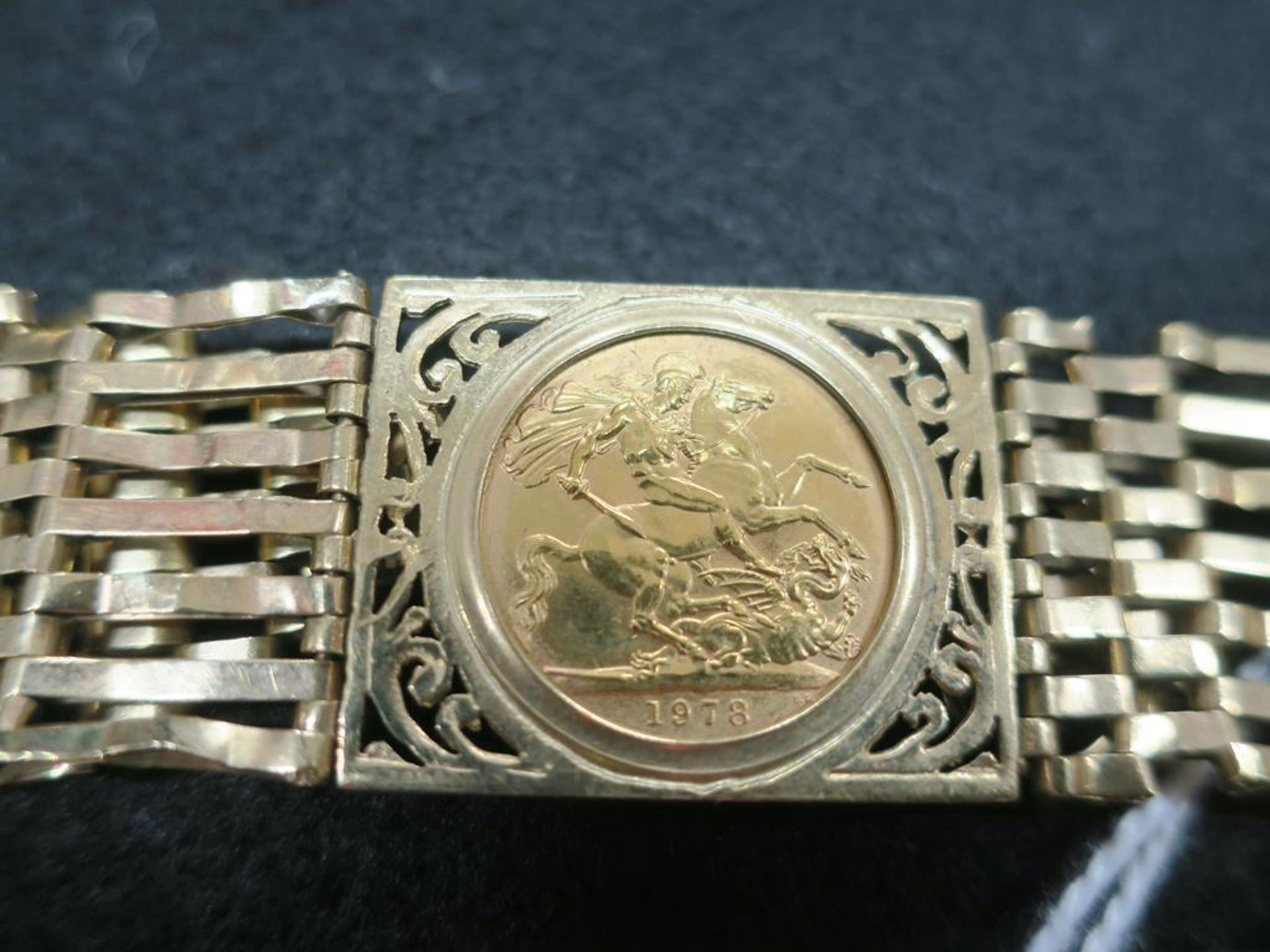An Elizabeth II 1978 Full Sovereign Loosely Mounted Within a 9ct Gold Gate Bracelet. Total Weight ( - Image 2 of 3