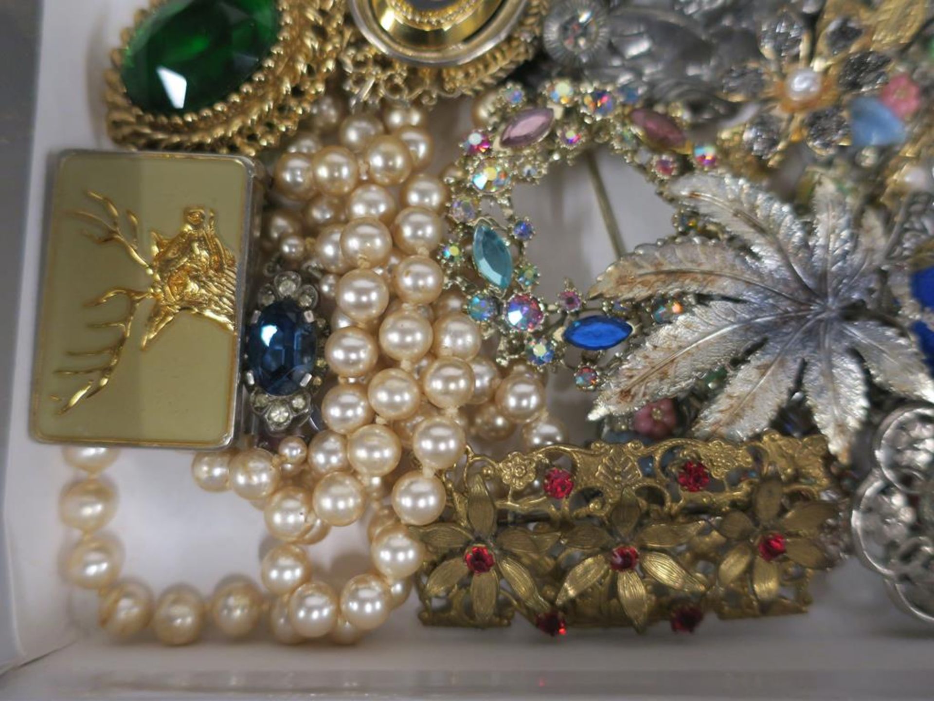 A box to contain a large quantity of vintage costume Jewellery including Limoges etc (est. £45-£90) - Bild 2 aus 5
