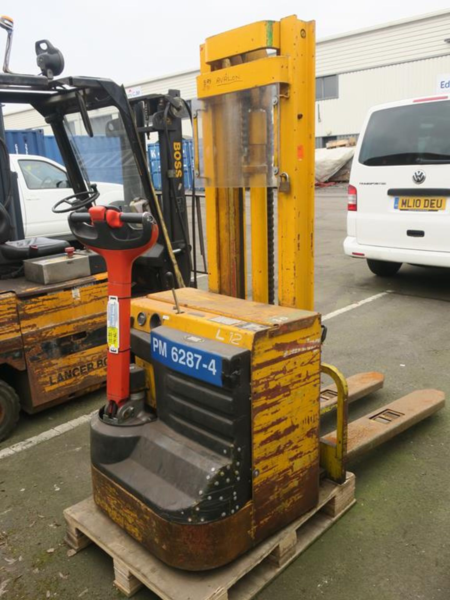 * Lansing Linde L12 Electric Pallet Truck 1200Kg capacity, Chloride Motive power charger. Please - Image 4 of 8