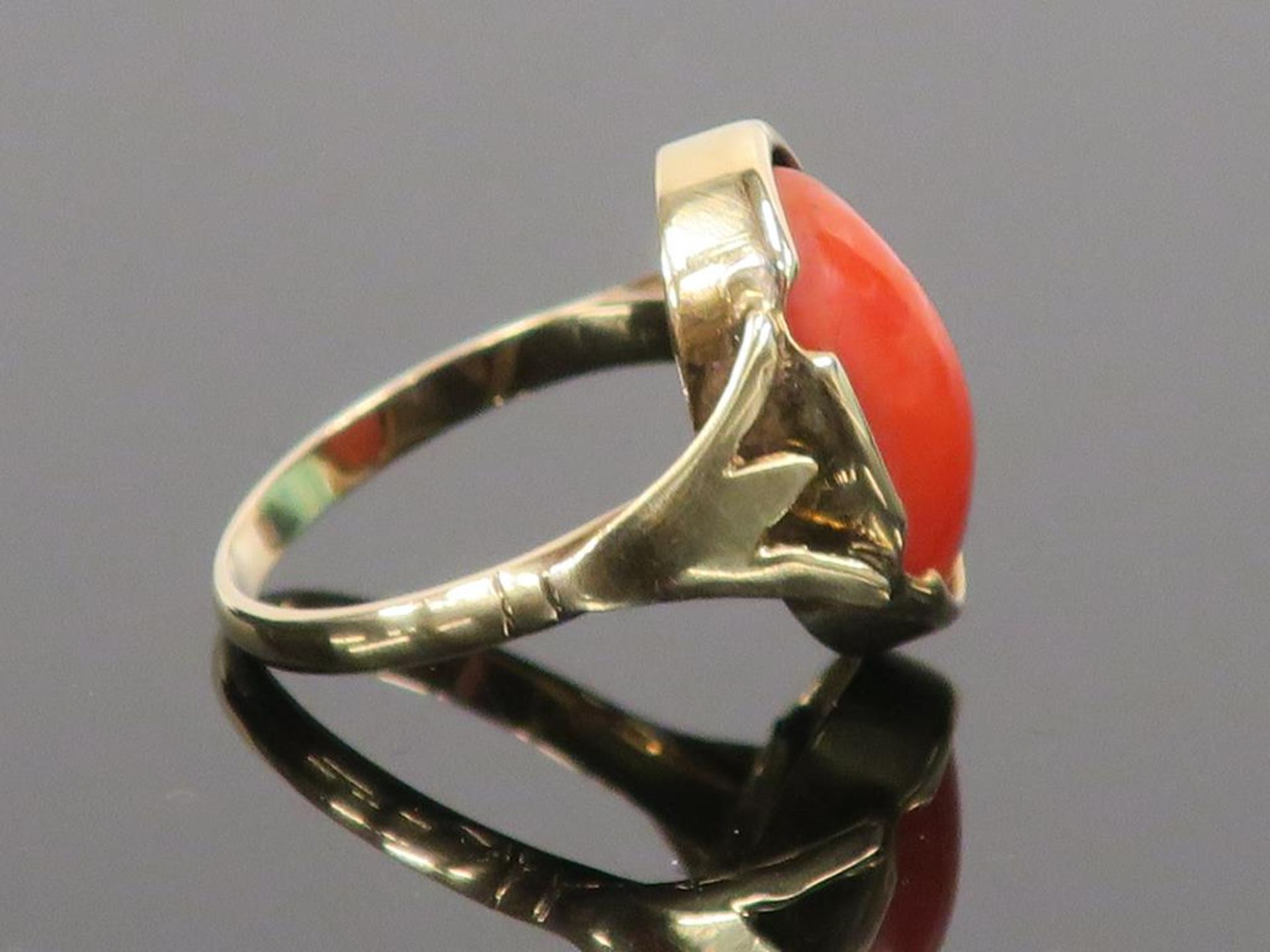 A Vintage Coral Ring (tests as 14ct gold) (size 'O') (est £80-£120) - Image 2 of 3