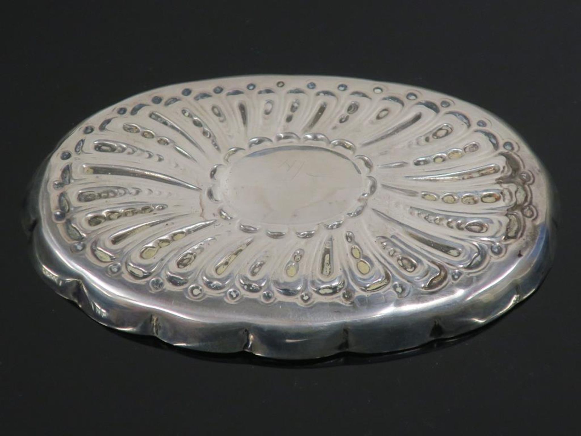 An Embossed Antique Silver Tray by WH Comyns (London 1892) (approx 38g) (est £30-£60) - Image 2 of 3