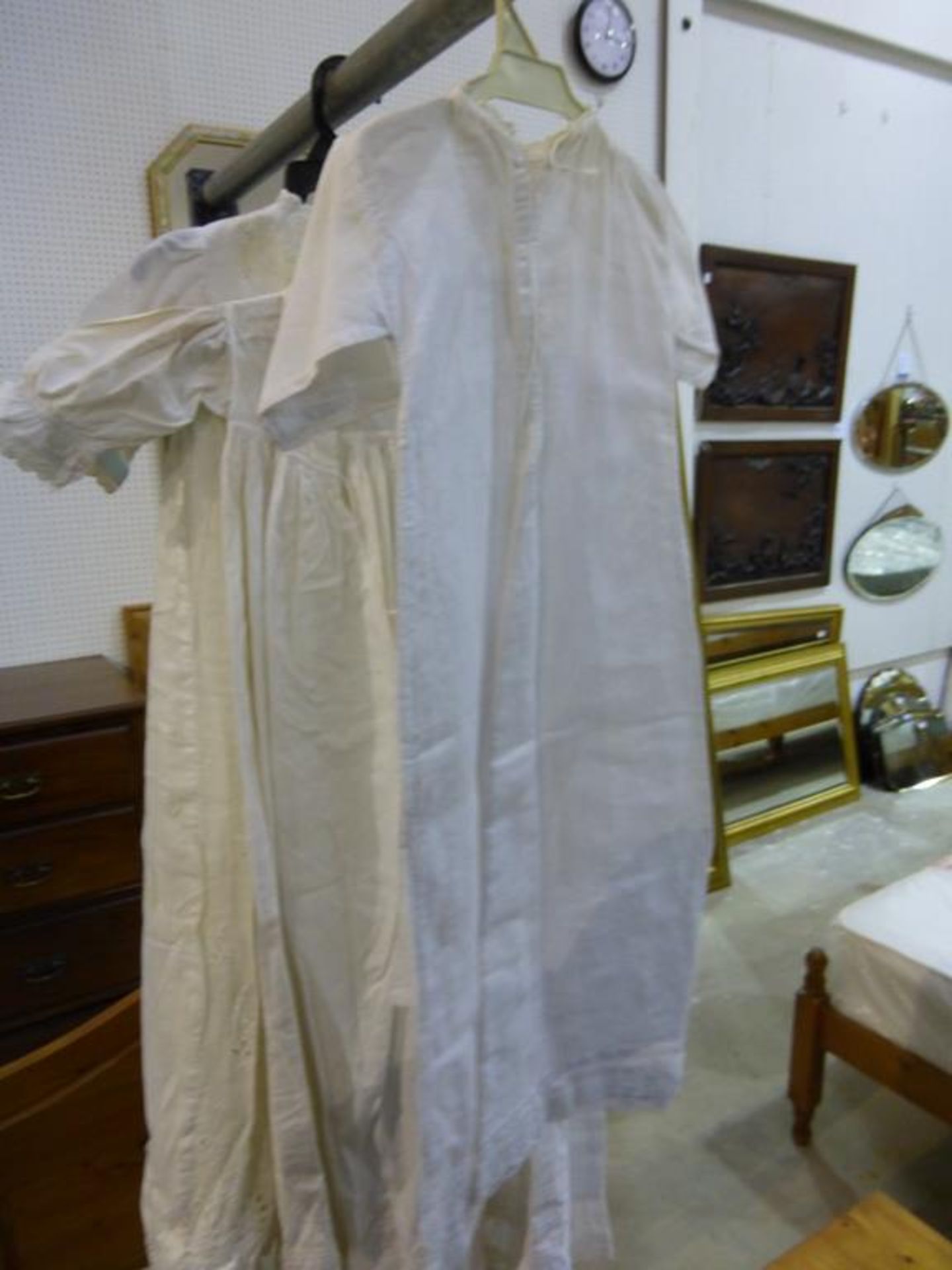Three Vintage Christening Gowns (est £20-£30) - Bild 3 aus 4