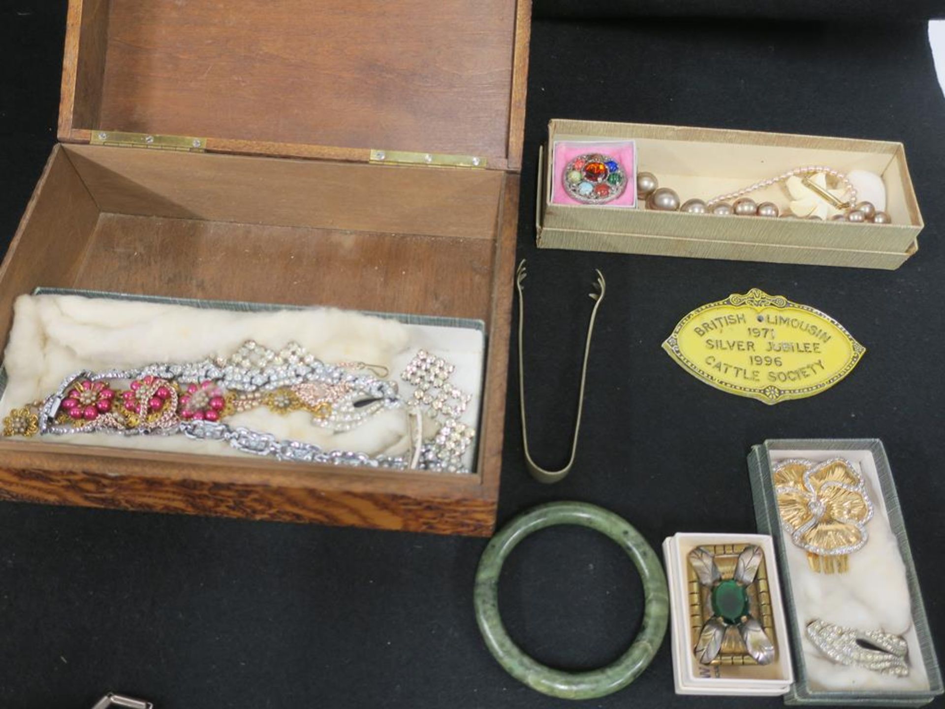 A box to contain vintage costume jewellery including Rose Quartz, Amethyst, a green hardstone bangle - Image 9 of 12