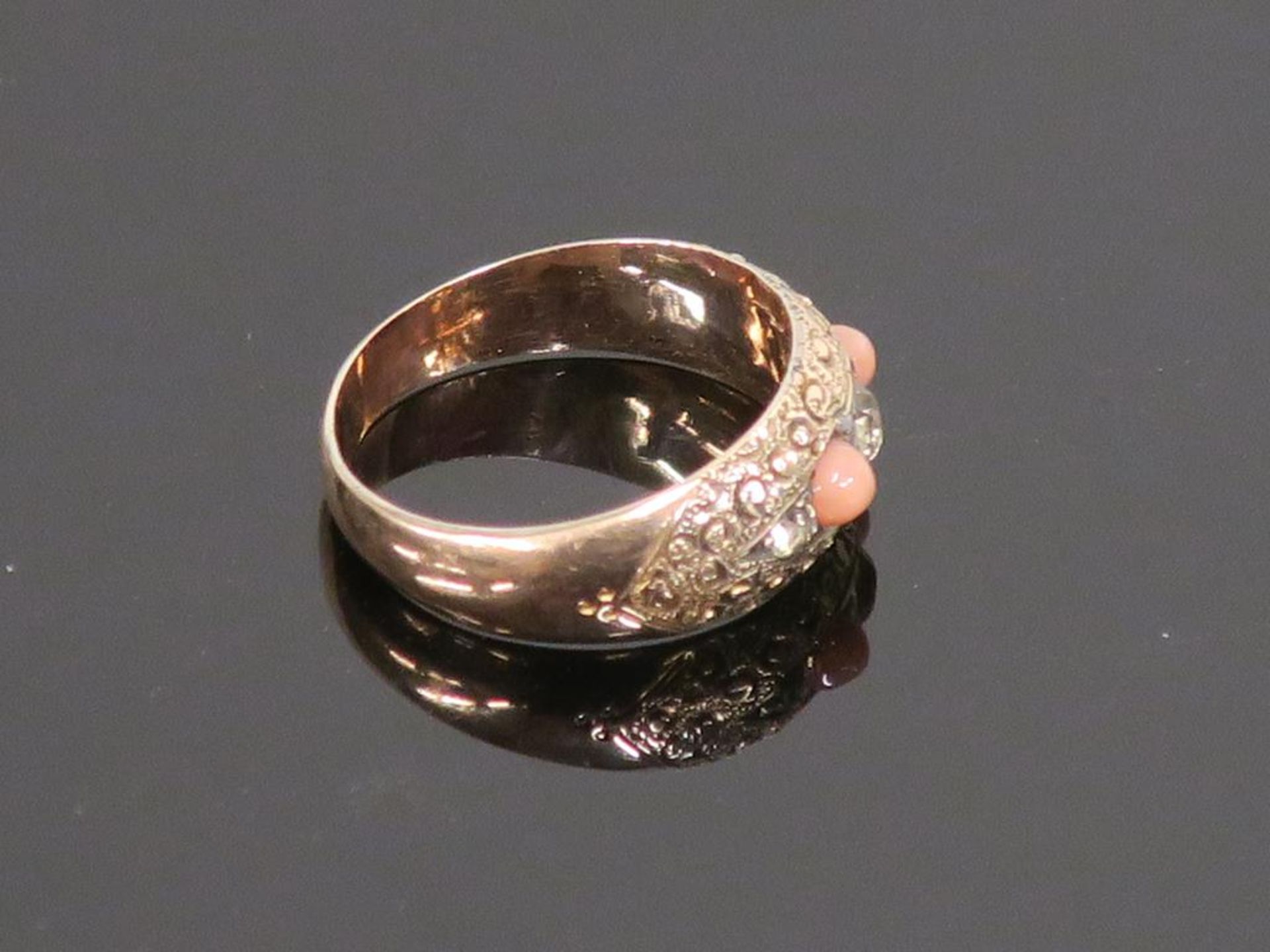 An Antique Coral and Paste 9ct Gold (Birmingham 1899) Ring (size 'M') (est £50-£100) - Image 2 of 3