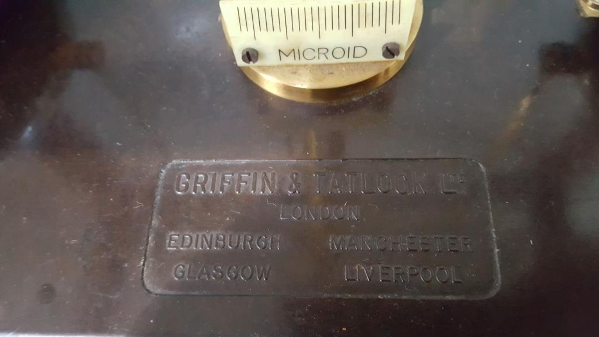 A Griffin & Tatlock set of brass Counter-Balance Scales in Display Case (est £40-£60) - Bild 3 aus 3